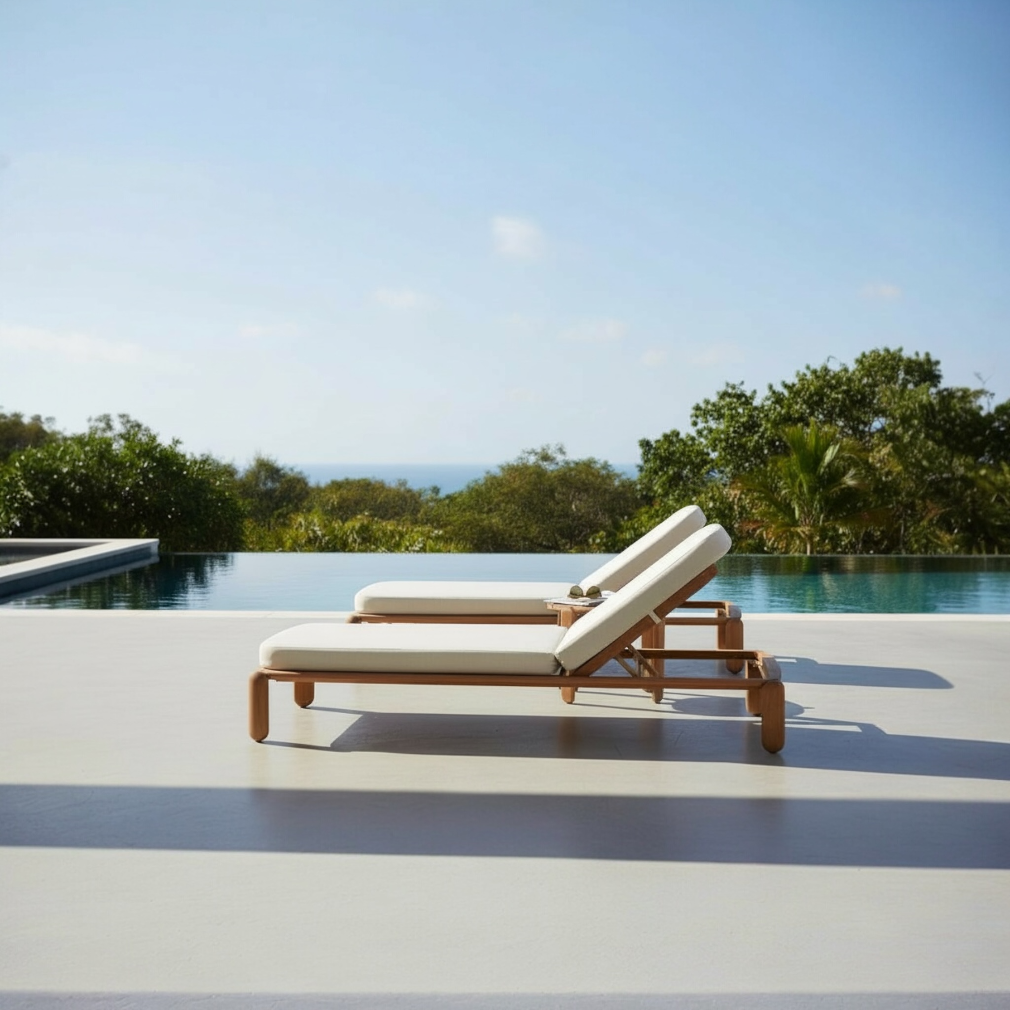 Duo de bains de soleil en teck FSC massif au design italien, coussins en tissu acrylique déperlant et housse déhoussable