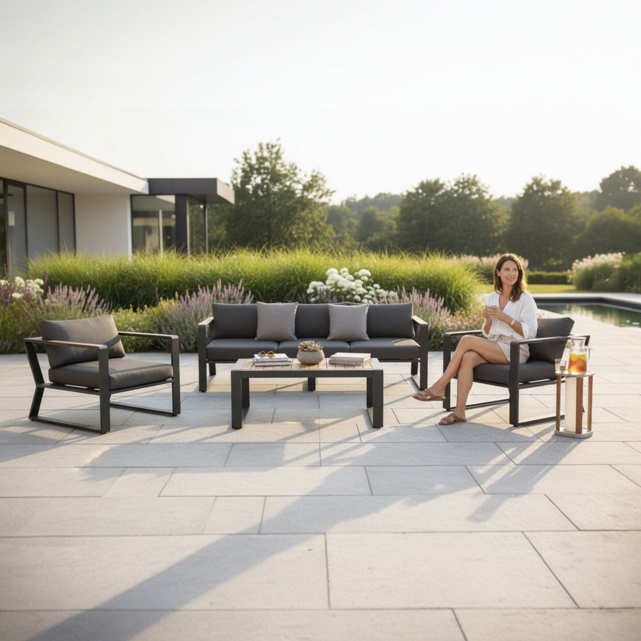 Salon de jardin design en aluminium et en teck - EXY NOIR