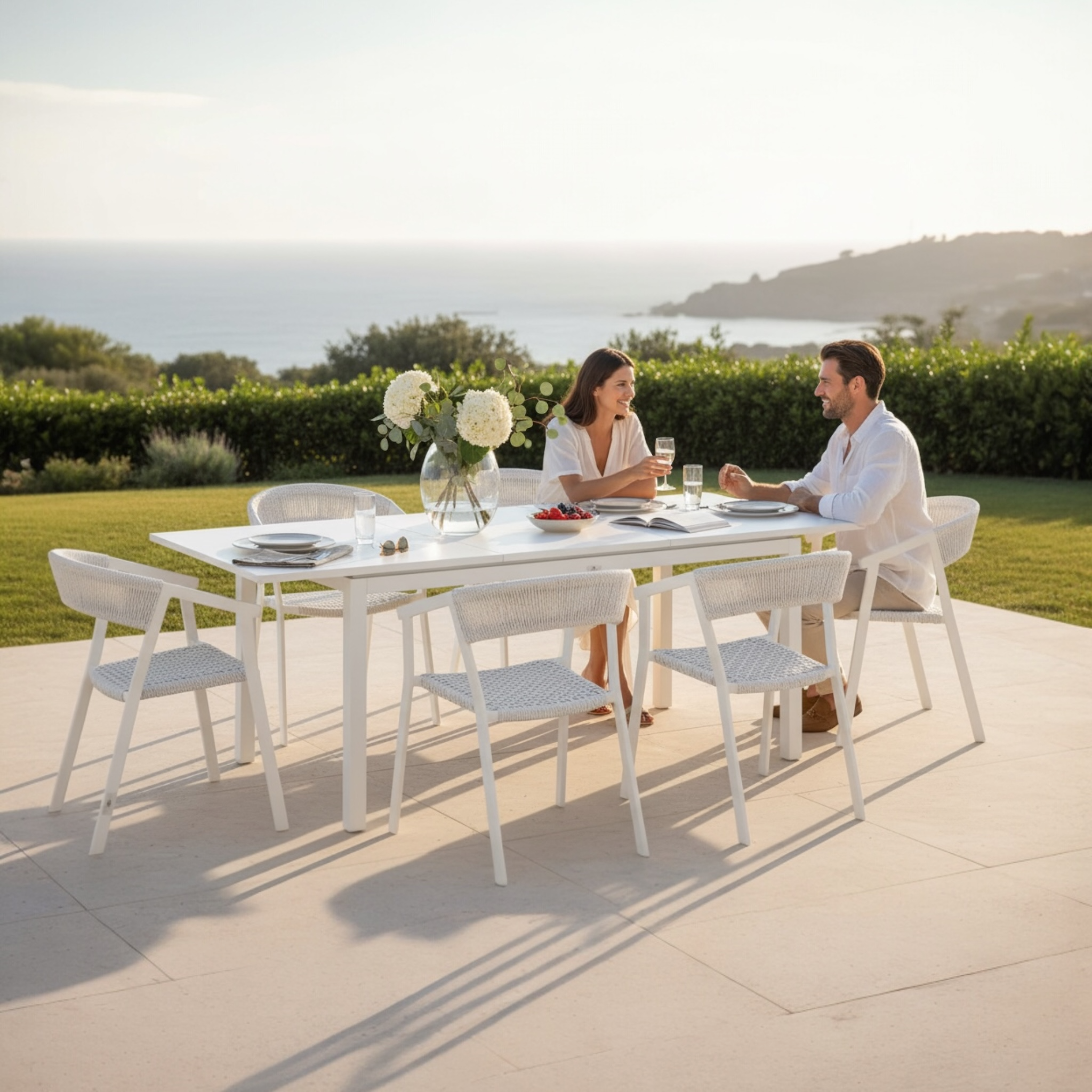 Table extensible en aluminium haut de gamme blanc inoxydable, design élégant méditerranéen, parfaite pour grand ou petit.