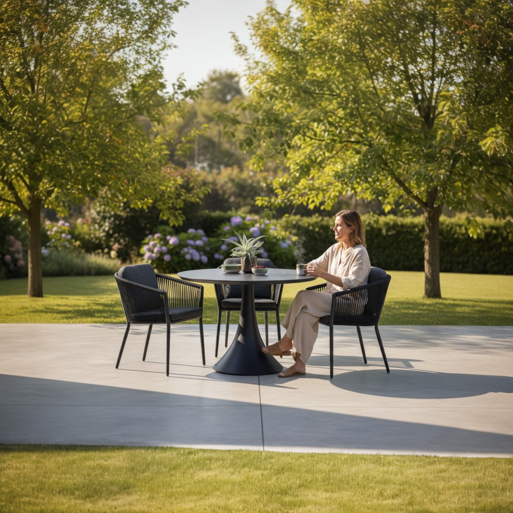 Table repas de jardin design haut de gamme en alu noir