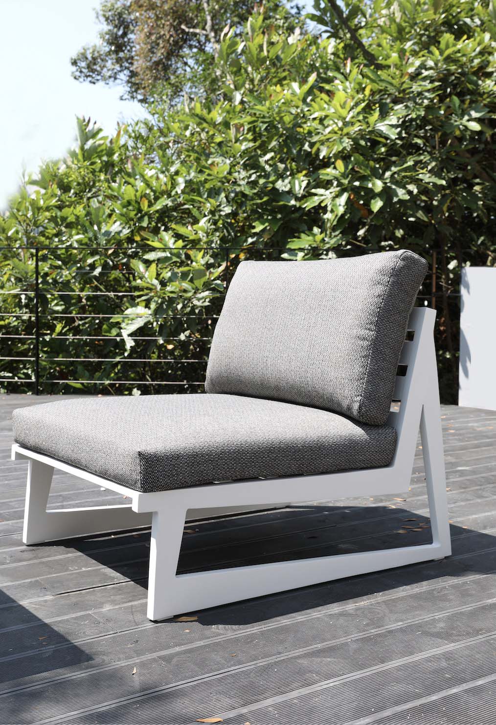 Salon de jardin d'angle avec structure aluminium inoxydable blanche, coussins gris en mousse Quick Dry Foam, assise élégante.