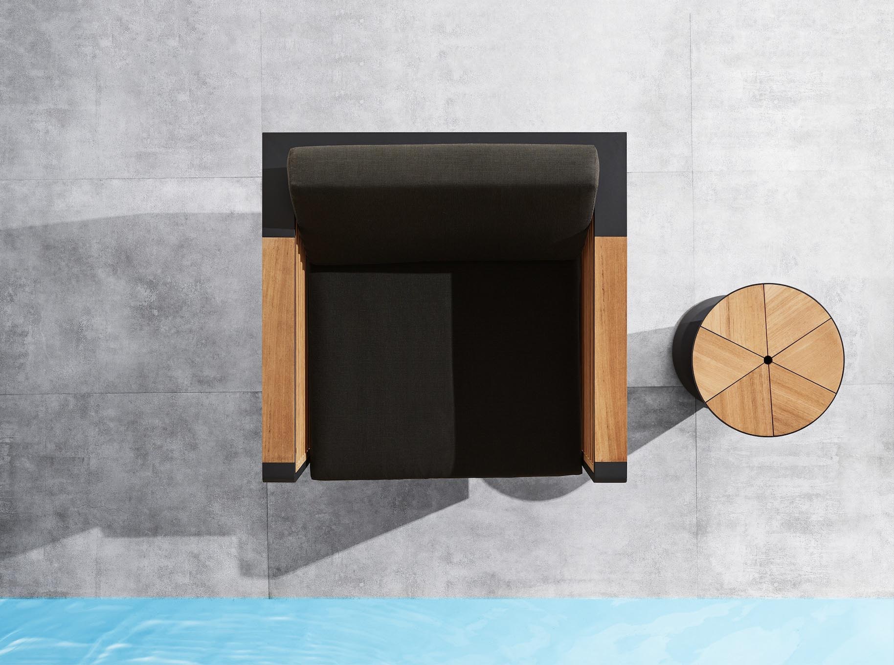 Fauteuil de jardin luxe en aluminium noir avec accoudoirs en Teck FSC, coussin déhoussable en tissu 100% Oléfine déperlant,.