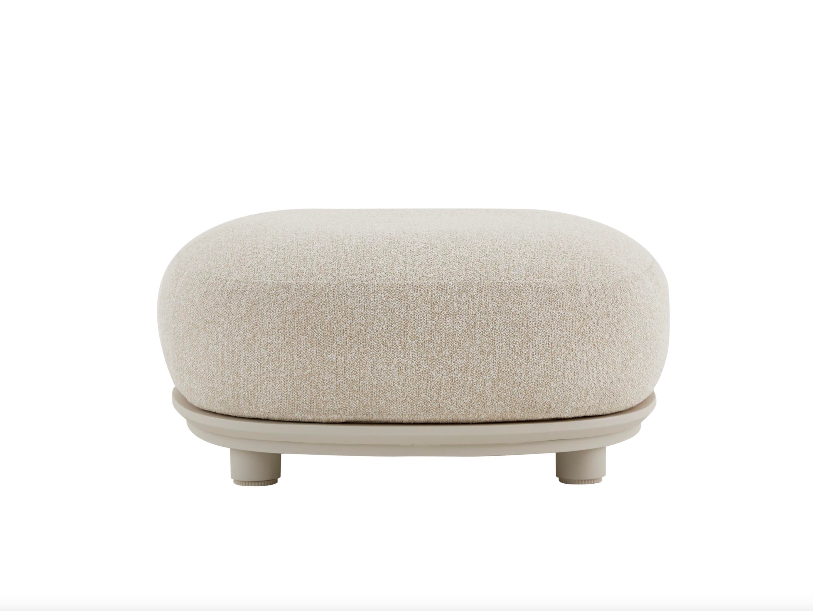 Pouf beige en tissu 100% Oléfine Sunproof, design luxe avec base en aluminium et coussin en corde résistante.