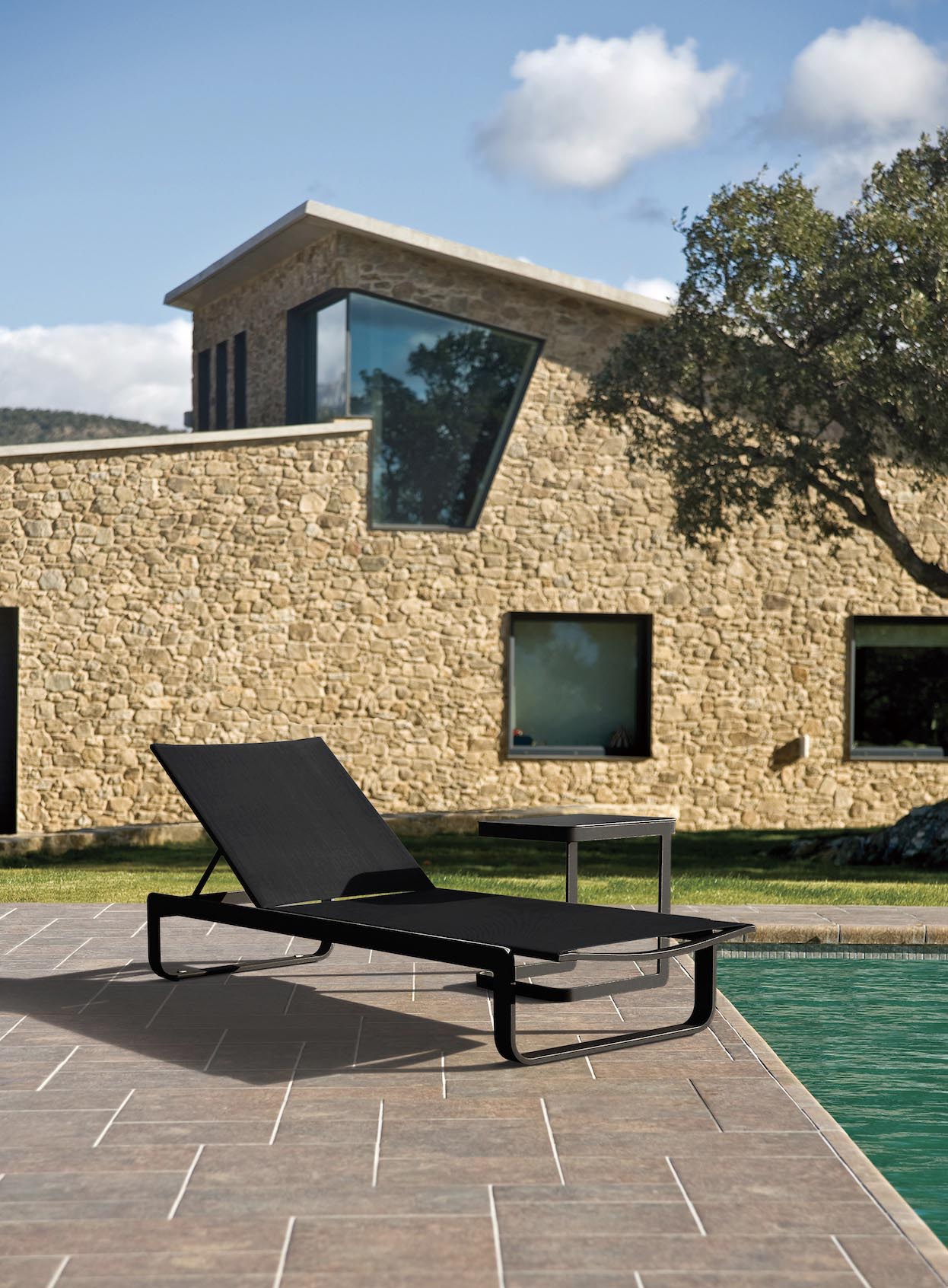 Lit de piscine / bain de soleil design en aluminium - ROMY NOIR