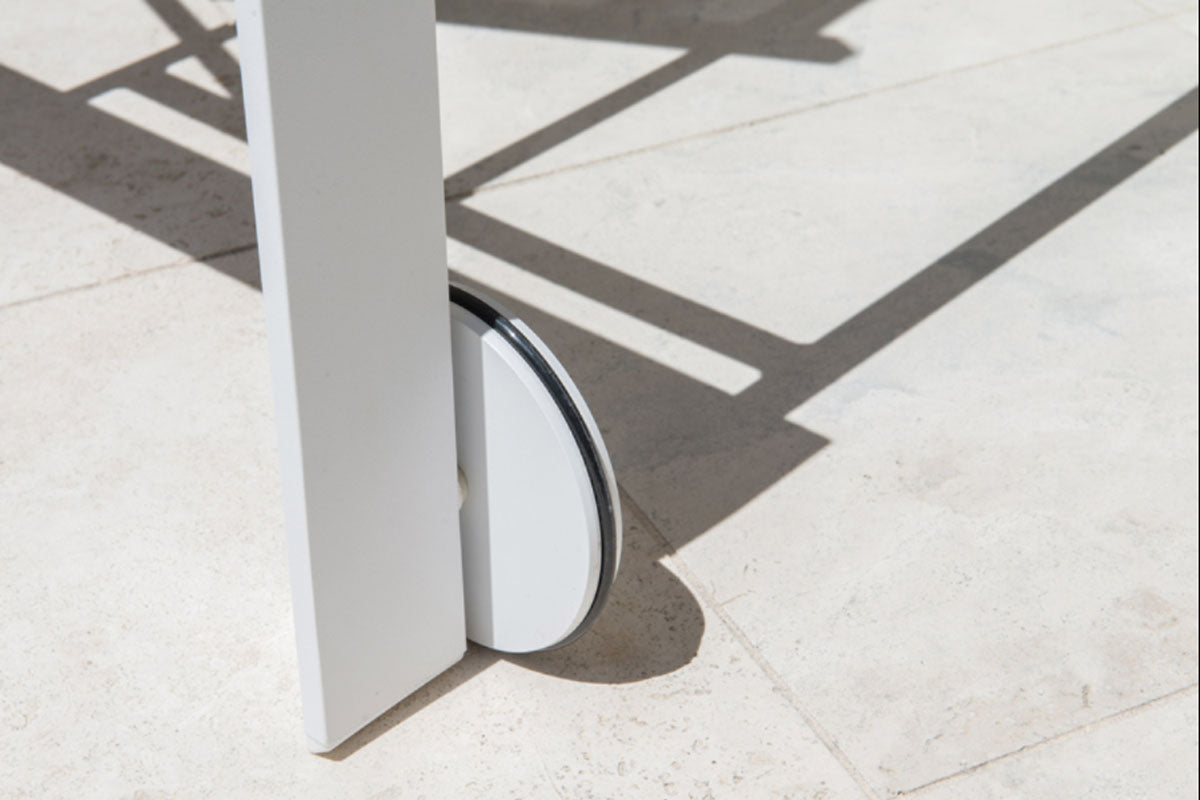 Roulette noire intégrée au cadre en aluminium haut de gamme peint en époxy, détail de design élégant et durable.