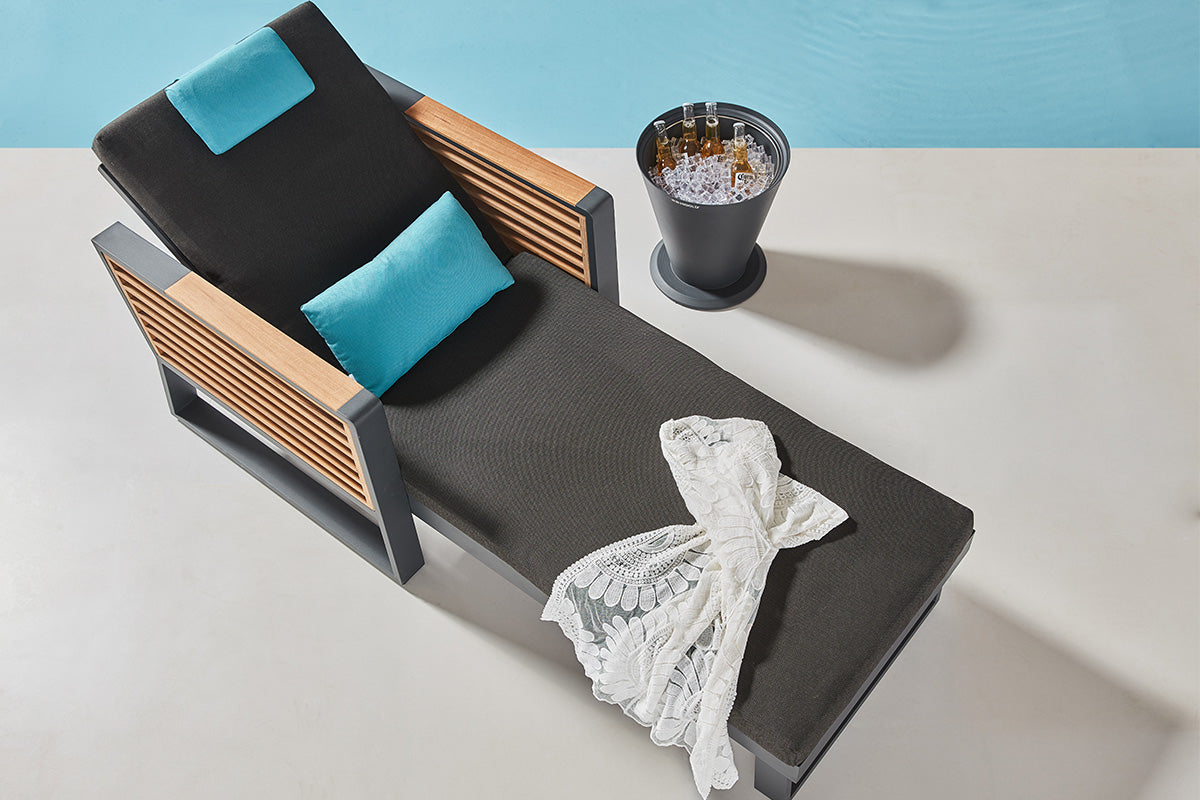 Bain de soleil luxe en aluminium avec accoudoirs en teck FSC, coussins déhoussables en tissu 100% Oléfine déperlant Higold