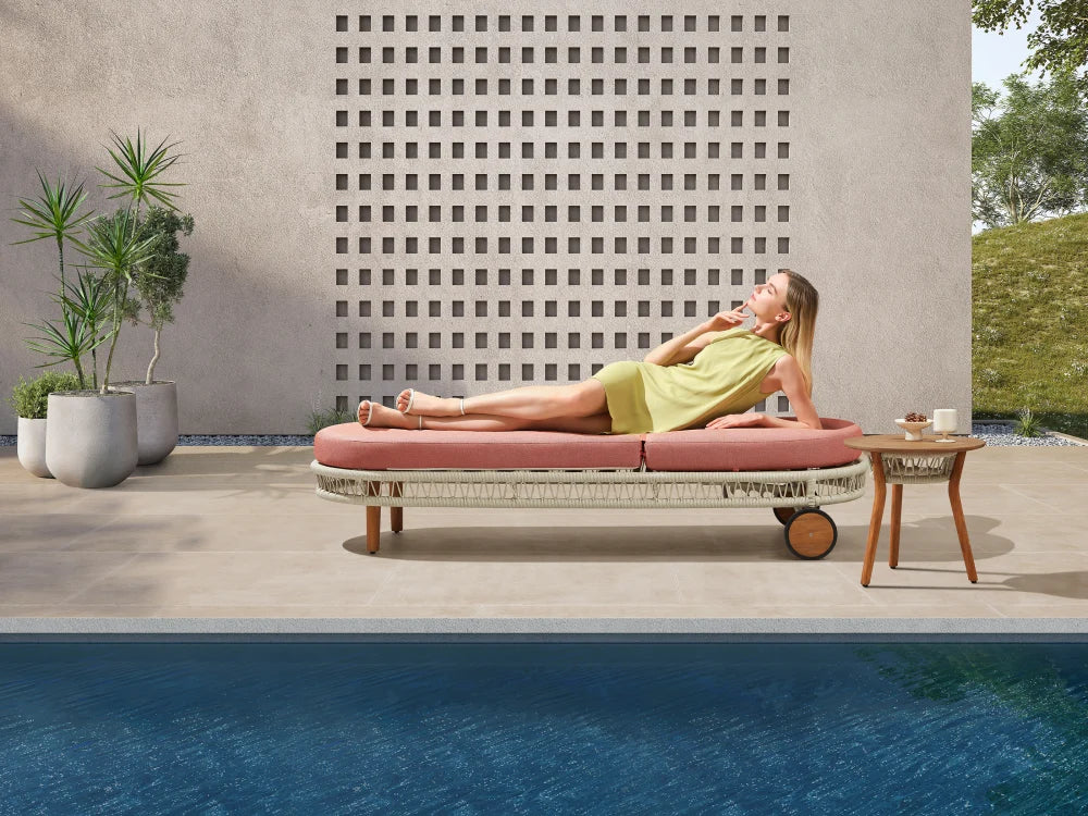 Bain de soleil en teck FSC et corde tressée beige avec coussin déhoussable rose déperlant, design élégant et durable aux.