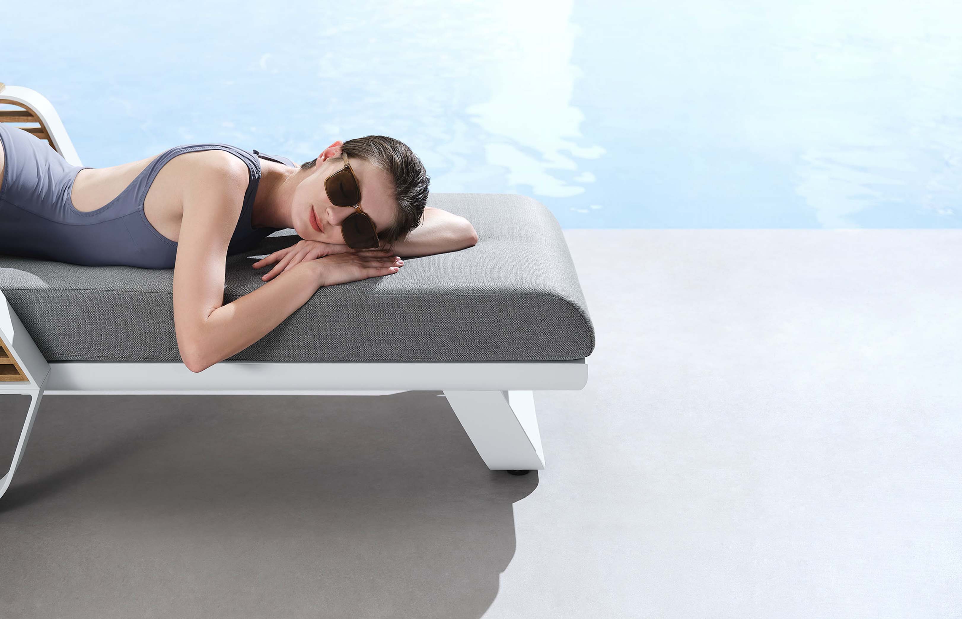 Bain de soleil en aluminium blanc et teck FSC luxueux avec coussin gris clair, design Pininfarina élégant et dossier.