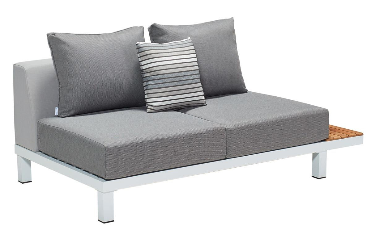 Canapé d'angle en aluminium design blanc avec assise et dossiers en tissu Oléfine gris, coussins déperlants, tablette.