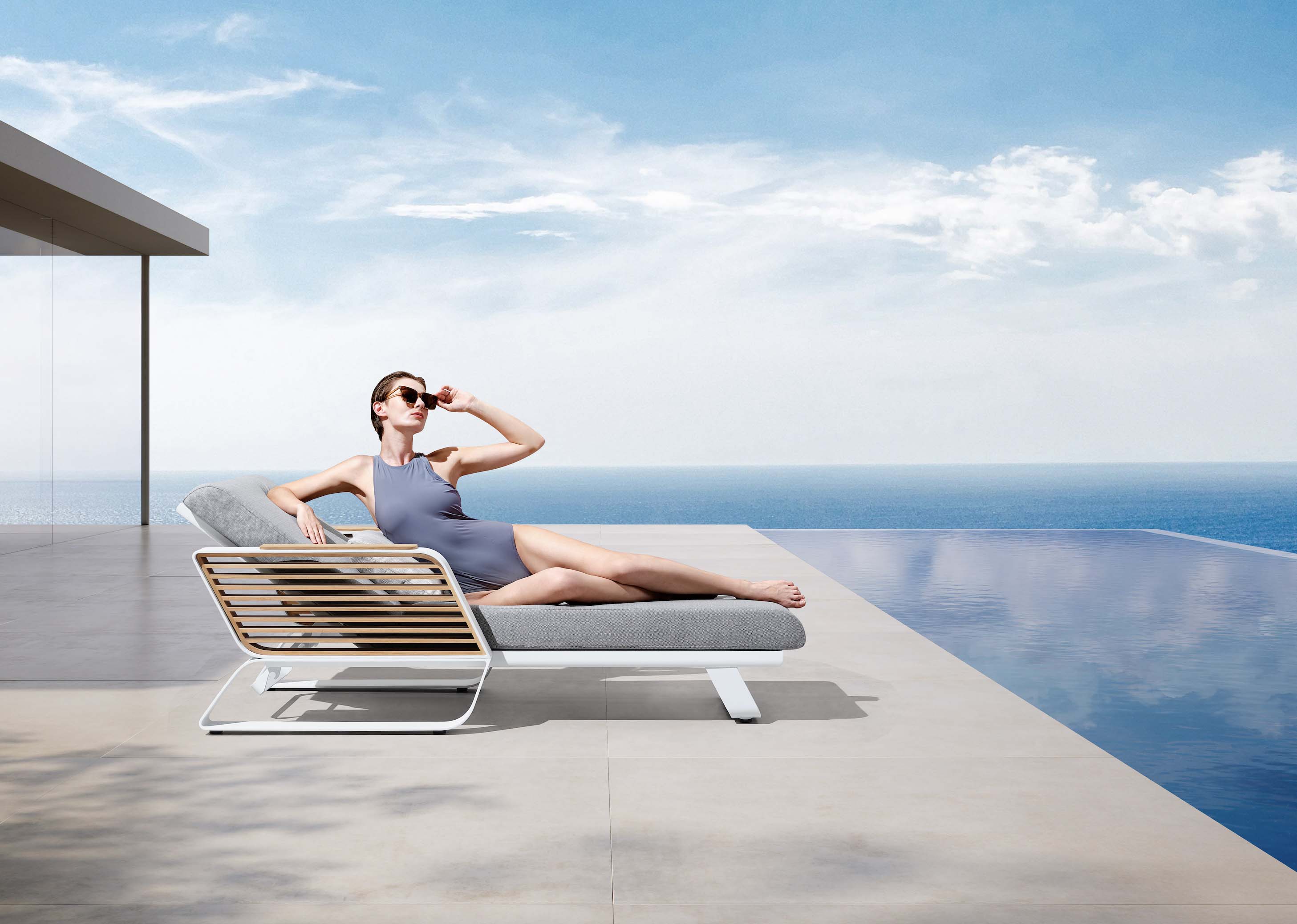 Bain de soleil luxueux en aluminium léger et teck FSC, design Pininfarina avec coussin acrylique gris et dossier réglable.