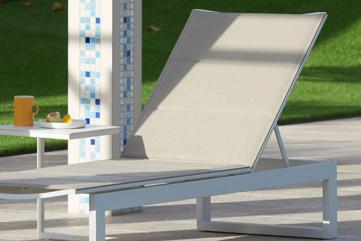 Duo de bains de soleil en aluminium + table basse - COMO Taupe