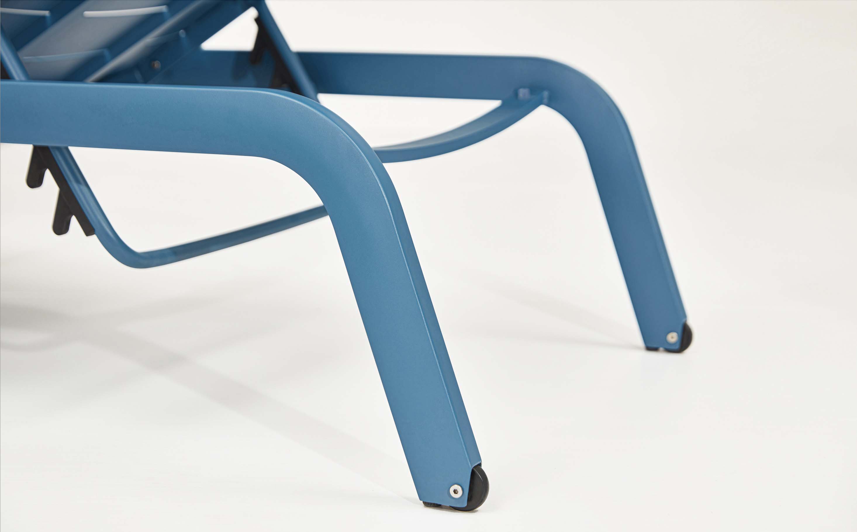 Pieds de bain de soleil empilable en aluminium haut de gamme bleu, finition lisse avec peinture époxy, design et conception.