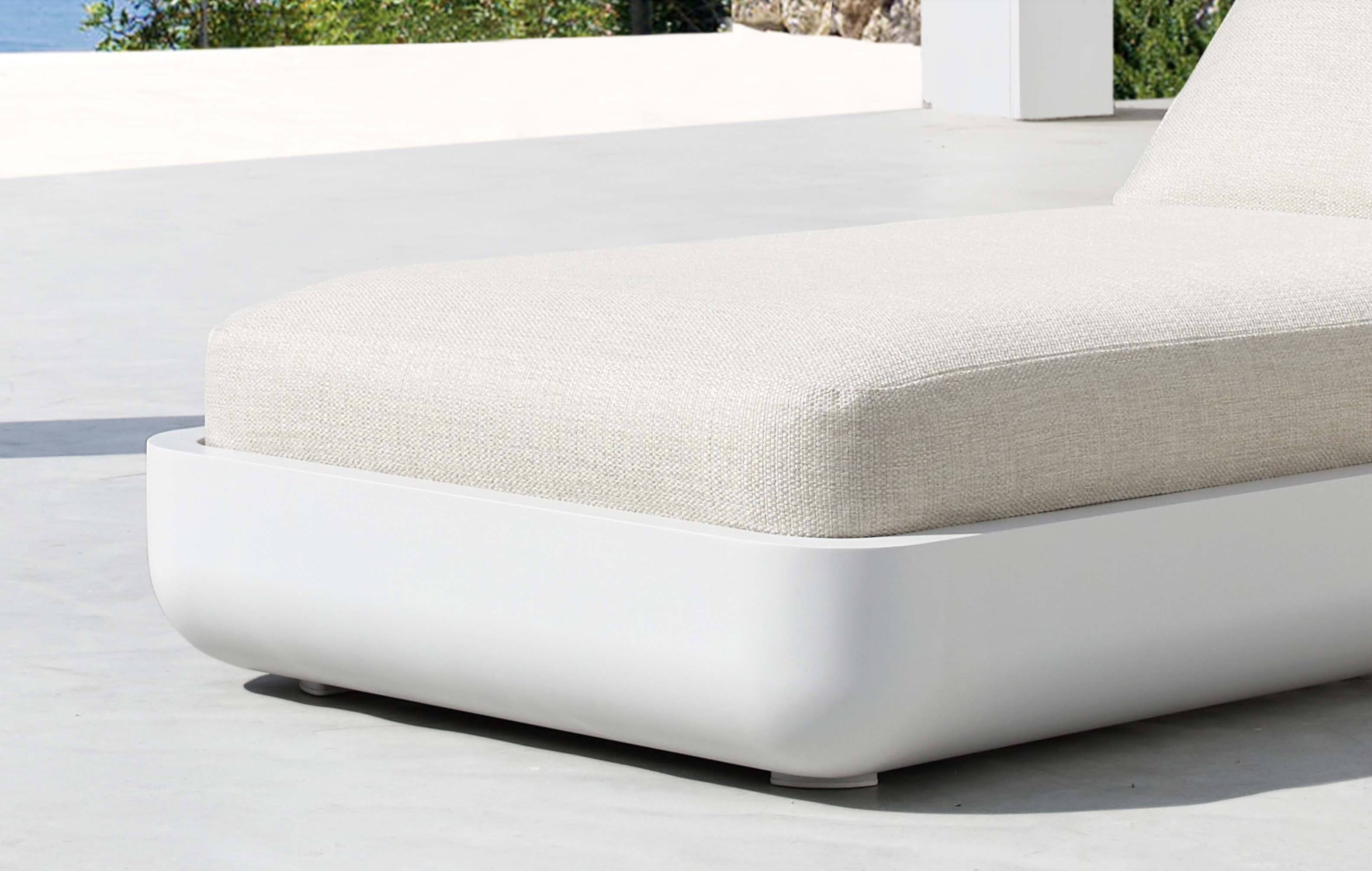 Bain de soleil en aluminium haut de gamme blanc avec peinture époxy, coussin SUNPROOF beige sur structure généreuse en teck.