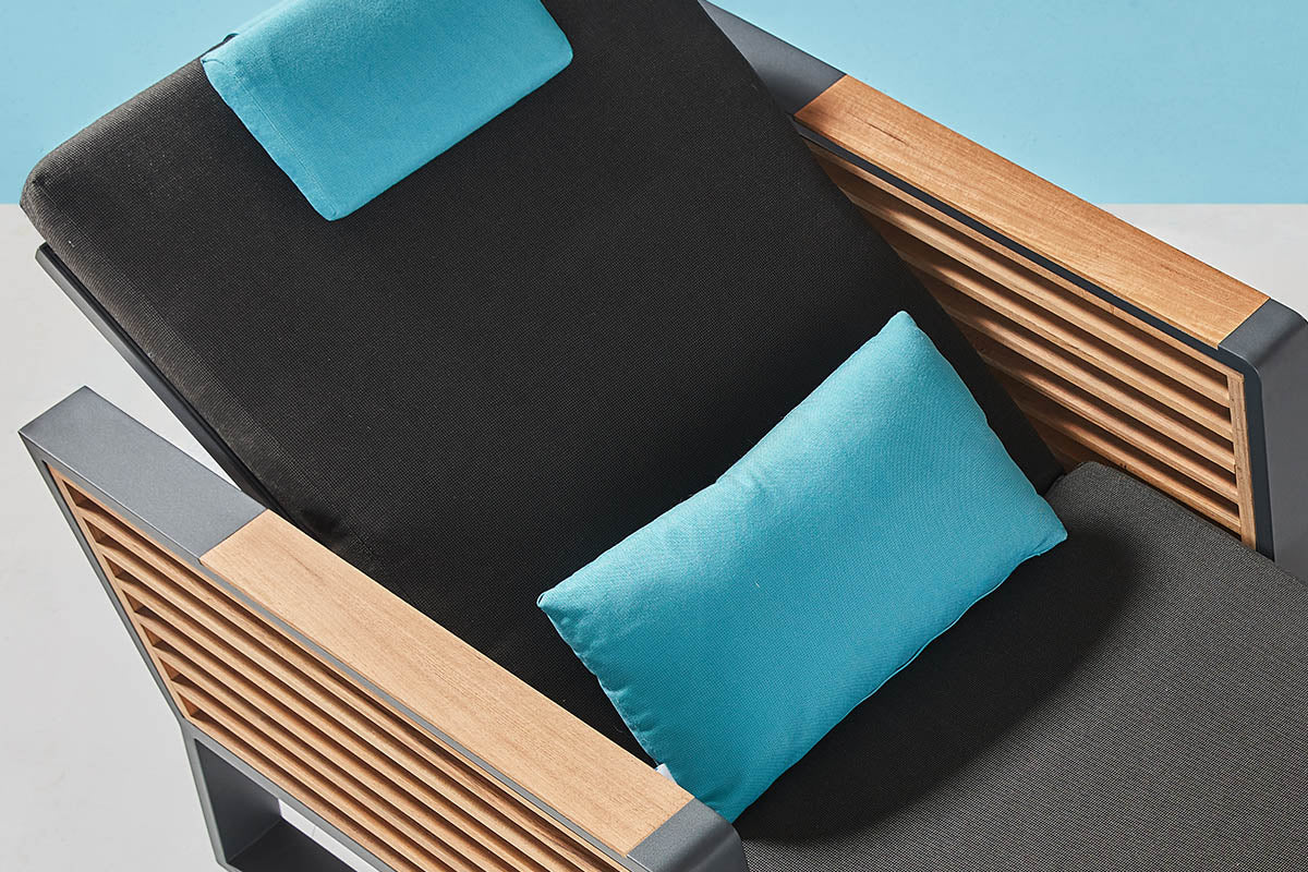 Bain de soleil luxe en aluminium et teck FSC aux accoudoirs élégants, coussins noirs en tissu 100% Oléfine déhoussables et déperlants.