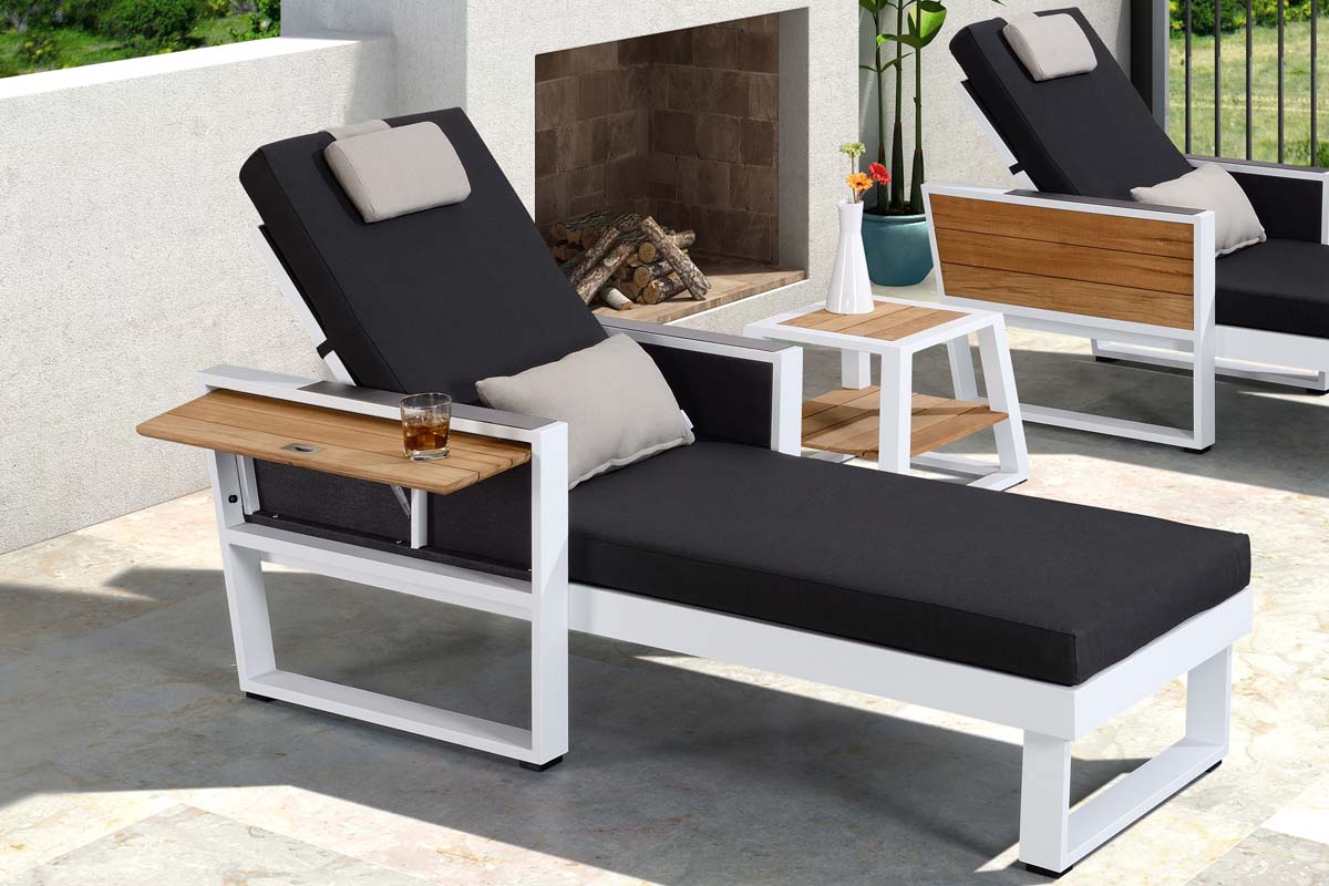 Duo de bains de soleil au design innovant avec structure en aluminium inoxydable blanc, accoudoirs modulables en teck FSC.