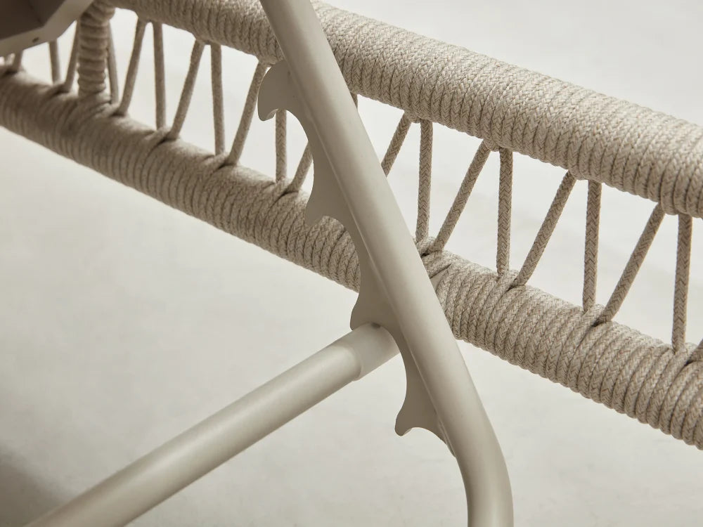 Détail d’un bain de soleil en corde tressée beige avec structure en teck FSC, soulignant la finesse du tissage et la.