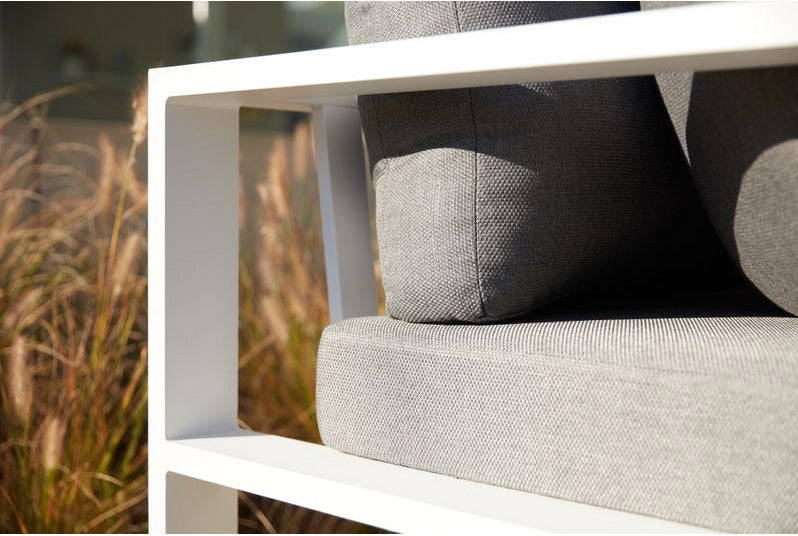 Salon de jardin modulable haut de gamme en aluminium blanc, coussins gris élégants, design épuré et durable style.