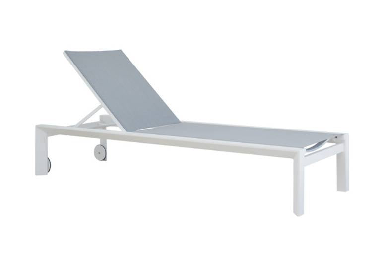 Bain de soleil en aluminium haut de gamme blanc avec dossier inclinable en textilène gris, cadre robuste à peinture époxy.
