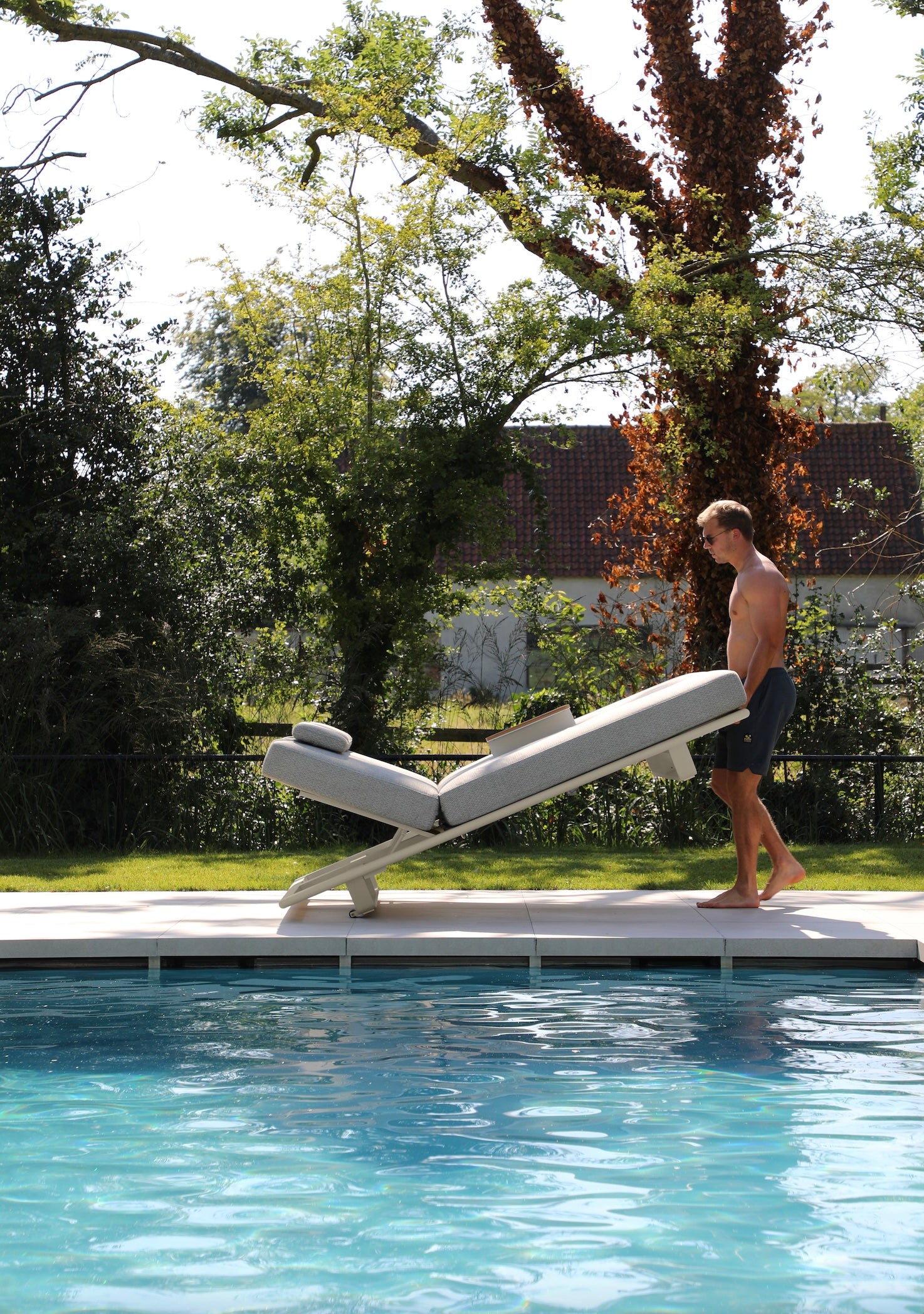 Bain de soleil NIRI en aluminium beige avec coussin gris et roulette intégrée