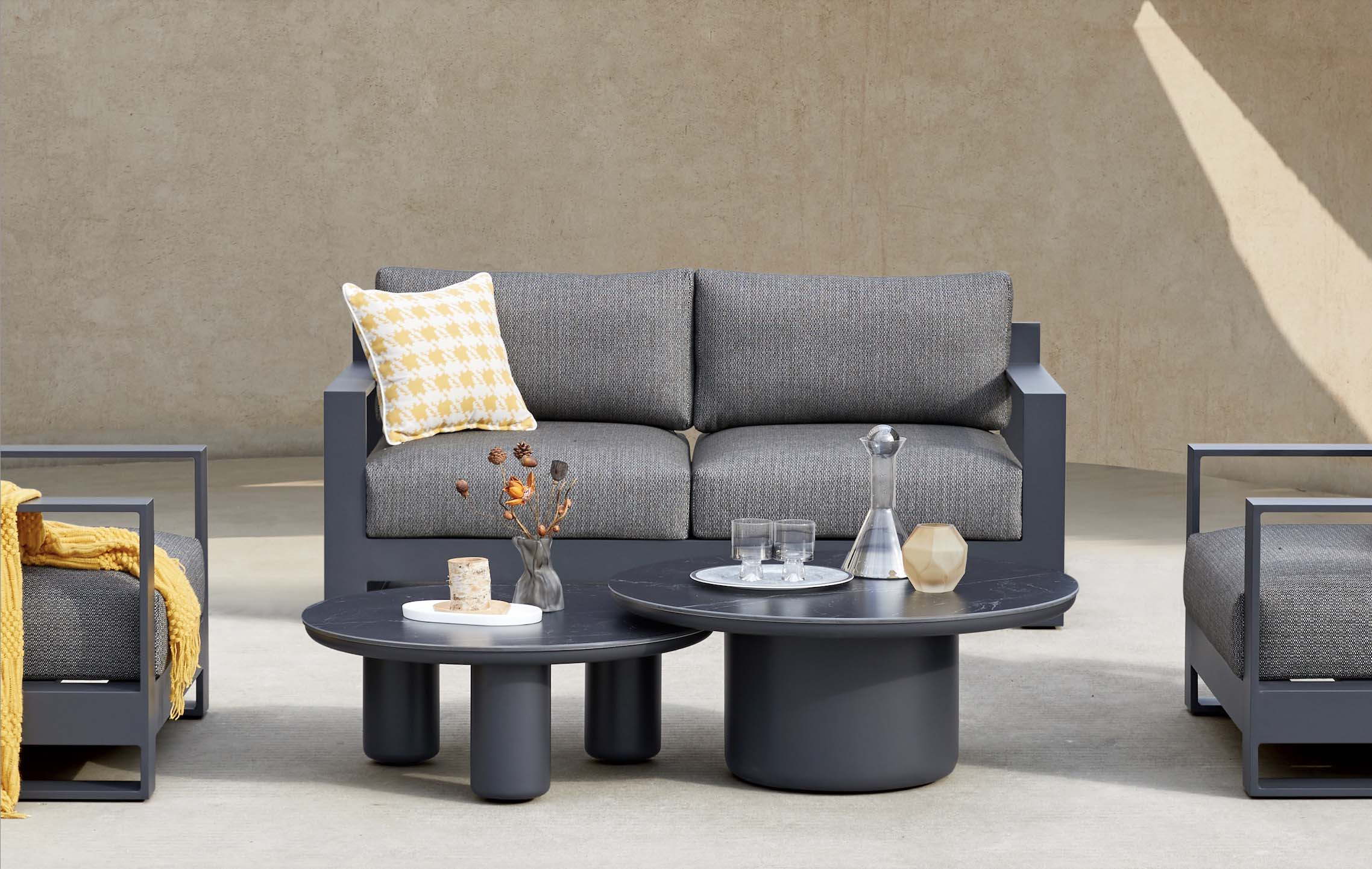 Canapé 2 places noir en aluminium haut de gamme avec tissu oléfine Sunproof, design modulable et conception premium.