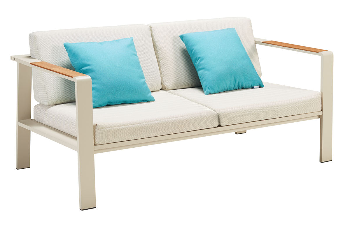 Salon de jardin deux places en aluminium haut de gamme avec accoudoirs en teck FSC, coussins en tissu oléfine beige, housse.