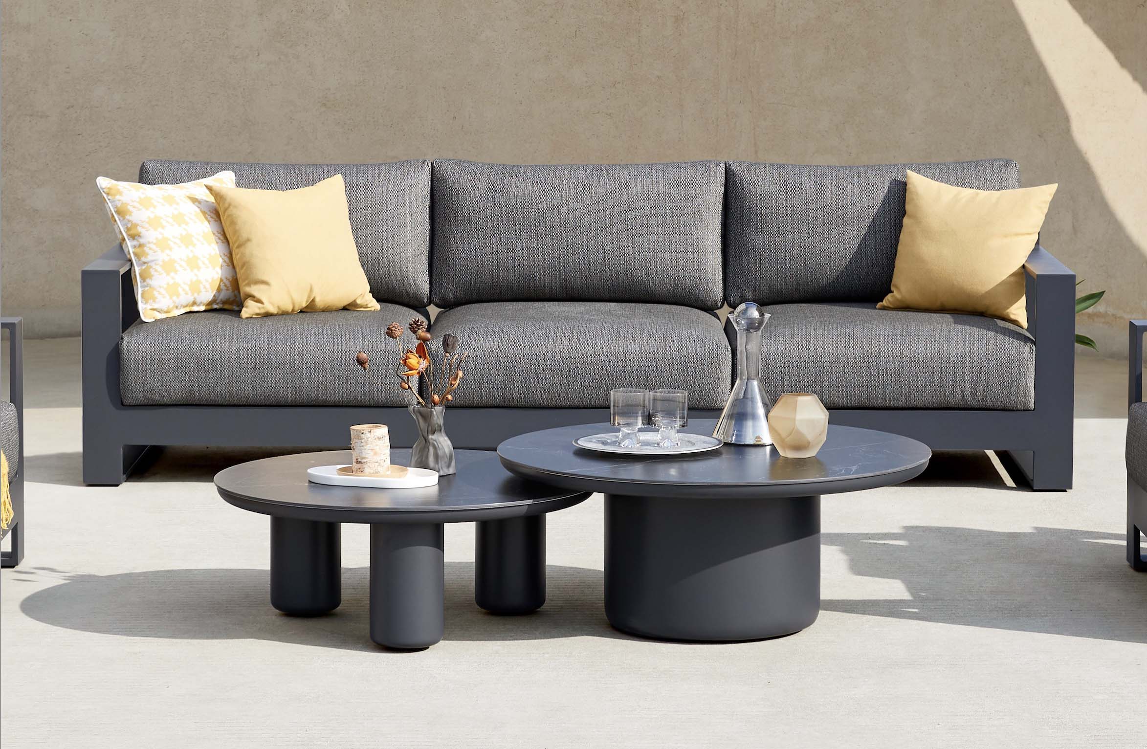Canapé 3 places noir en aluminium haut de gamme avec tissu oléfine Sunproof, design modulable et luxe méditerranéen.