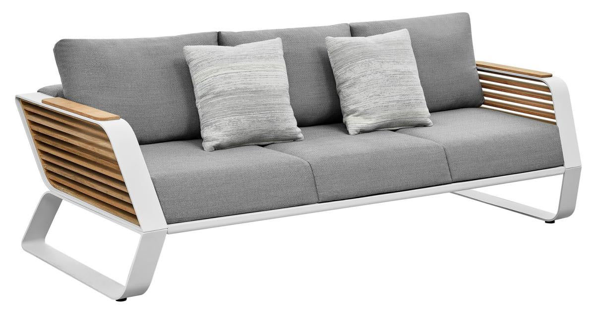 Canapé 3 places luxueux avec structure en aluminium blanc et accoudoirs en Teck FSC aux lignes architecturales. signées.
