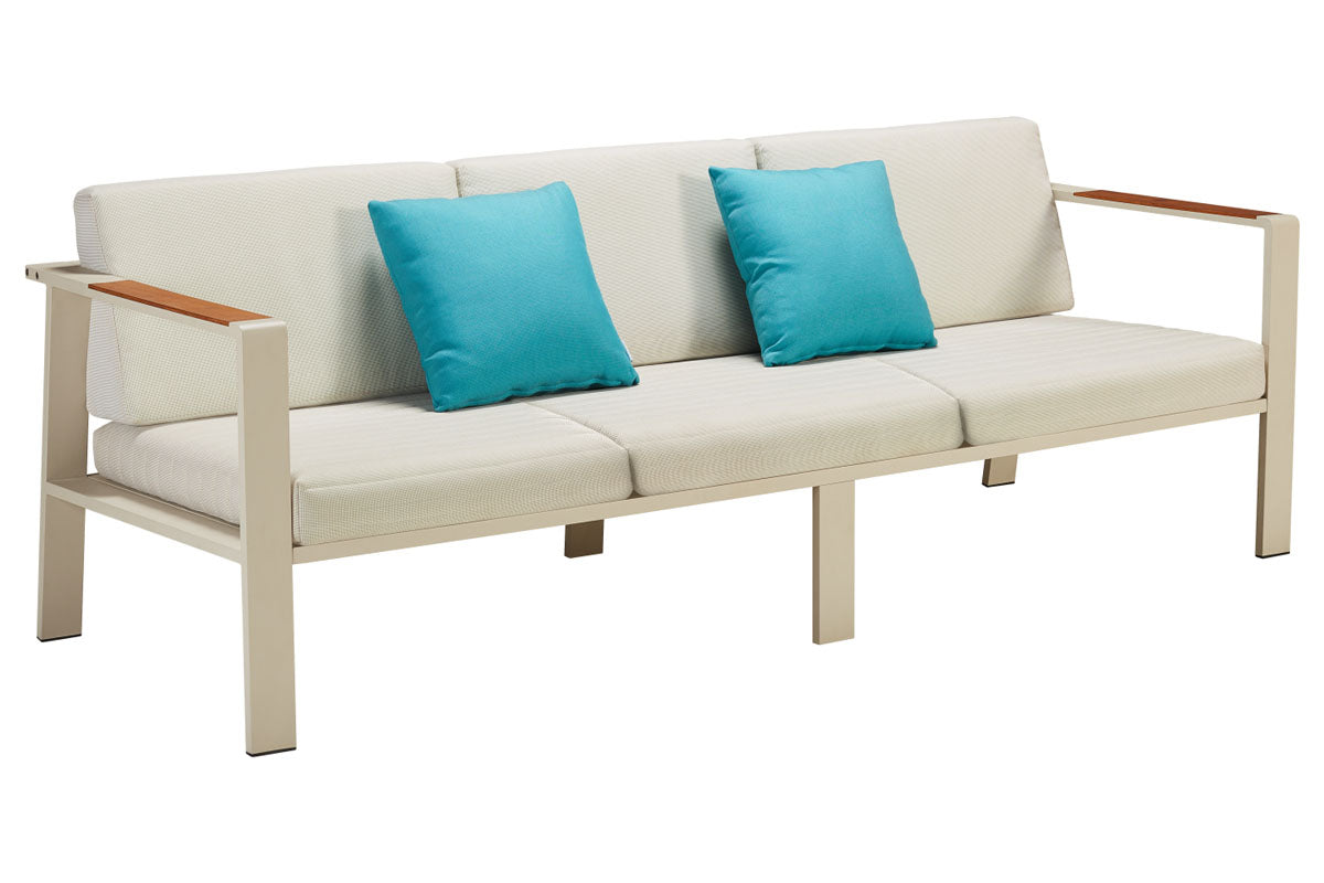 Canapé 3 places en aluminium haut de gamme et teck FSC, coussins beige en tissu oléfine avec housse déperlante.
