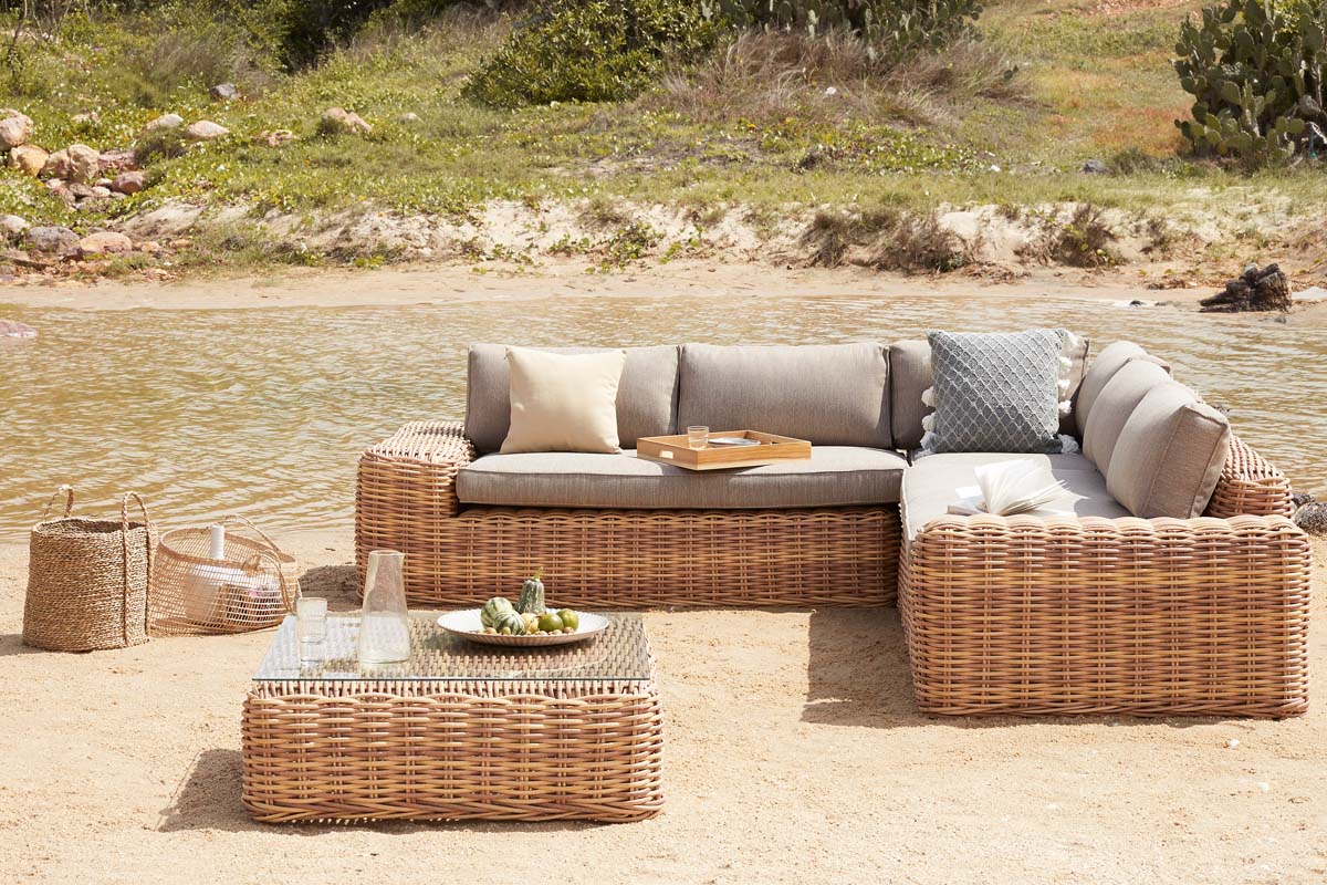 Salon de jardin en résine tressée ronde couleur naturelle avec canapé d'angle cosy et rustique, coussins en tissu 100%.