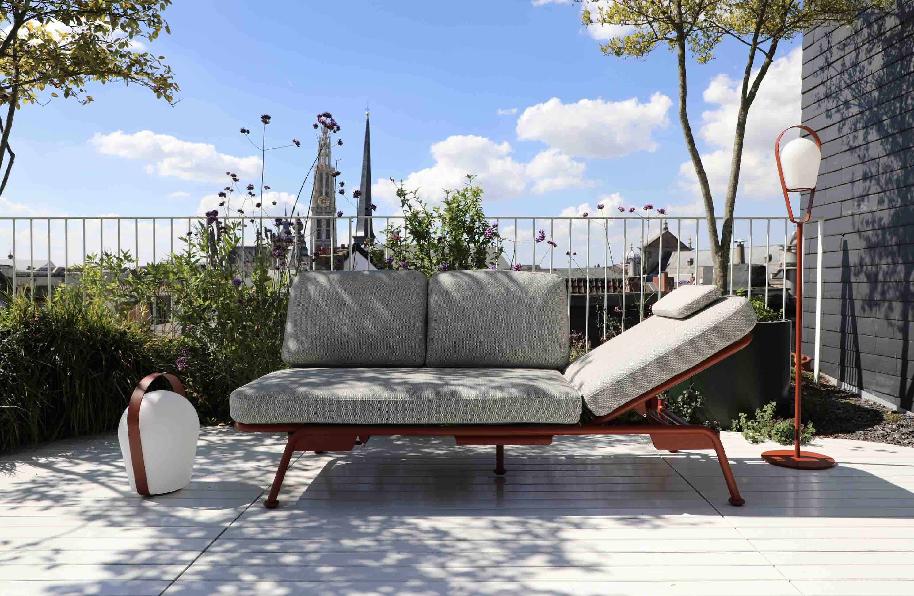 Salon de jardin modulable Sunny en aluminium terracotta avec coussins gris, dossier pliable, design belge, luxe.