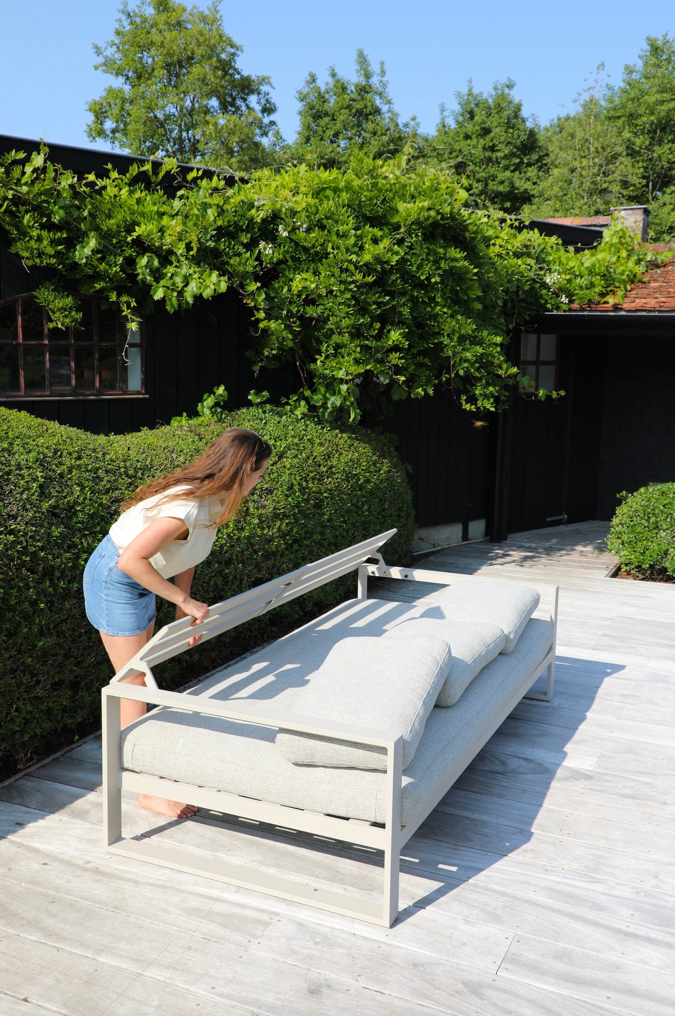Canapé de jardin modulable en aluminium inoxydable avec coussins déhoussables et déperlants, design épuré et élégant.