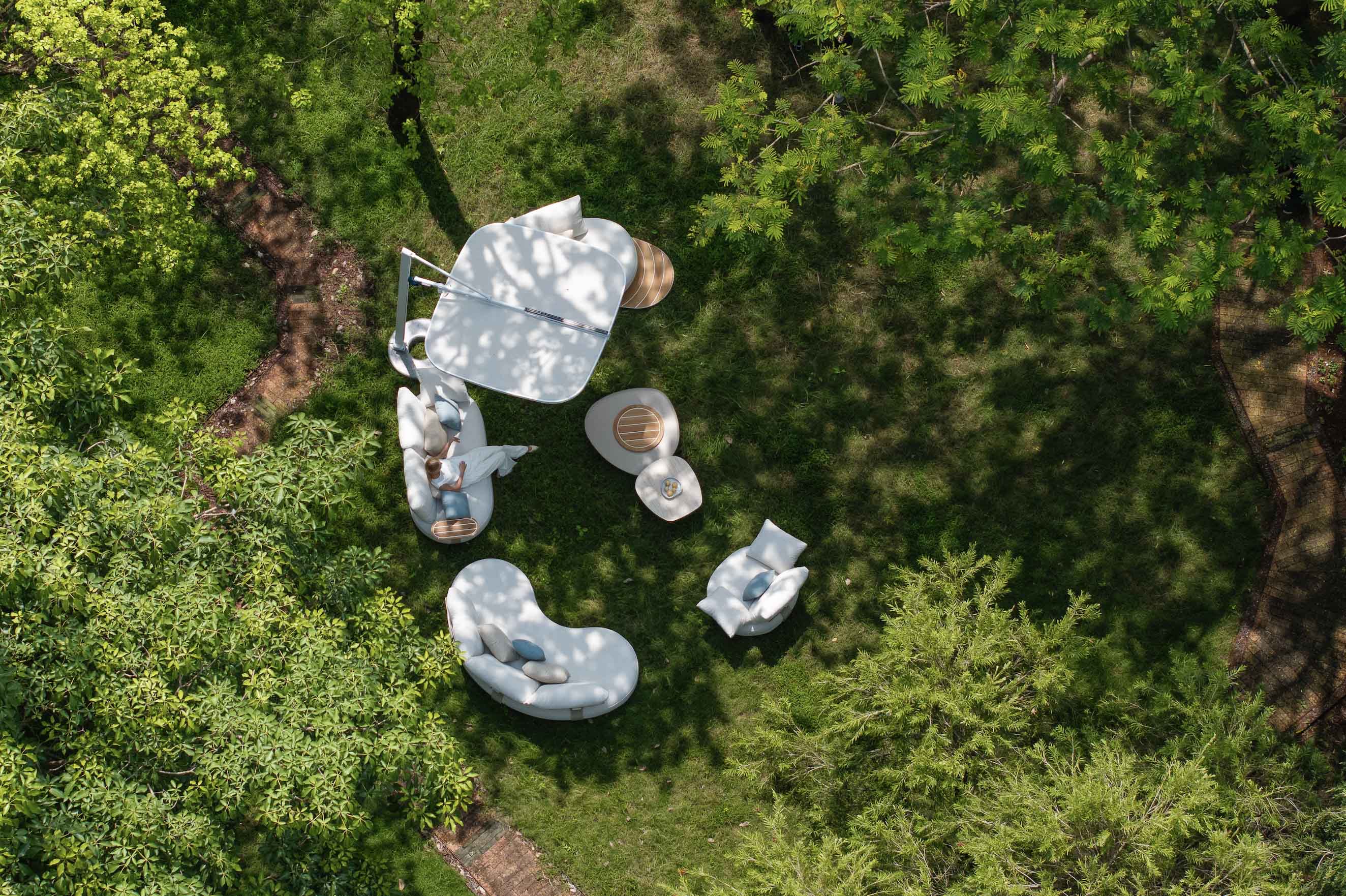 Mobilier de jardin modulable luxe 7 places en aluminium aux lignes design italien, assises en tissu en fibre.