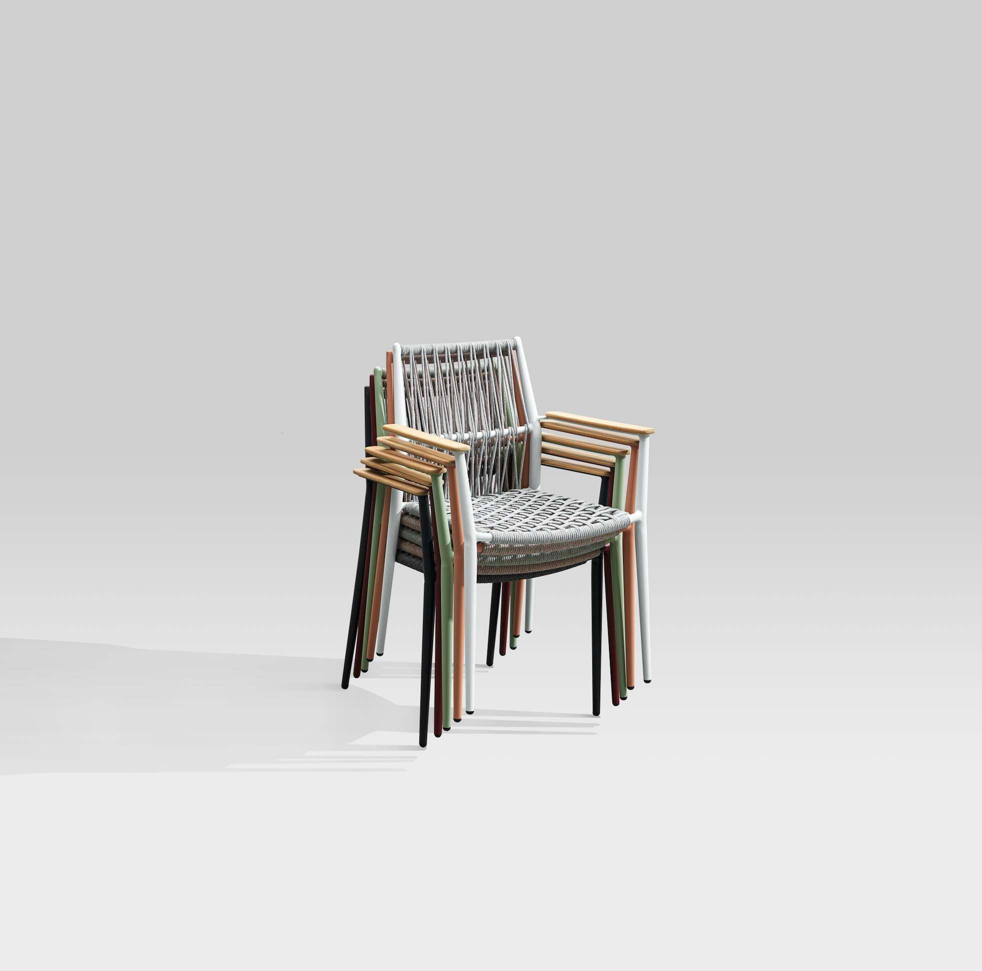 Chaises de terrasse bistrot en aluminium empilables, design haut de gamme avec accoudoirs en bois, élégance méditerranéenne.