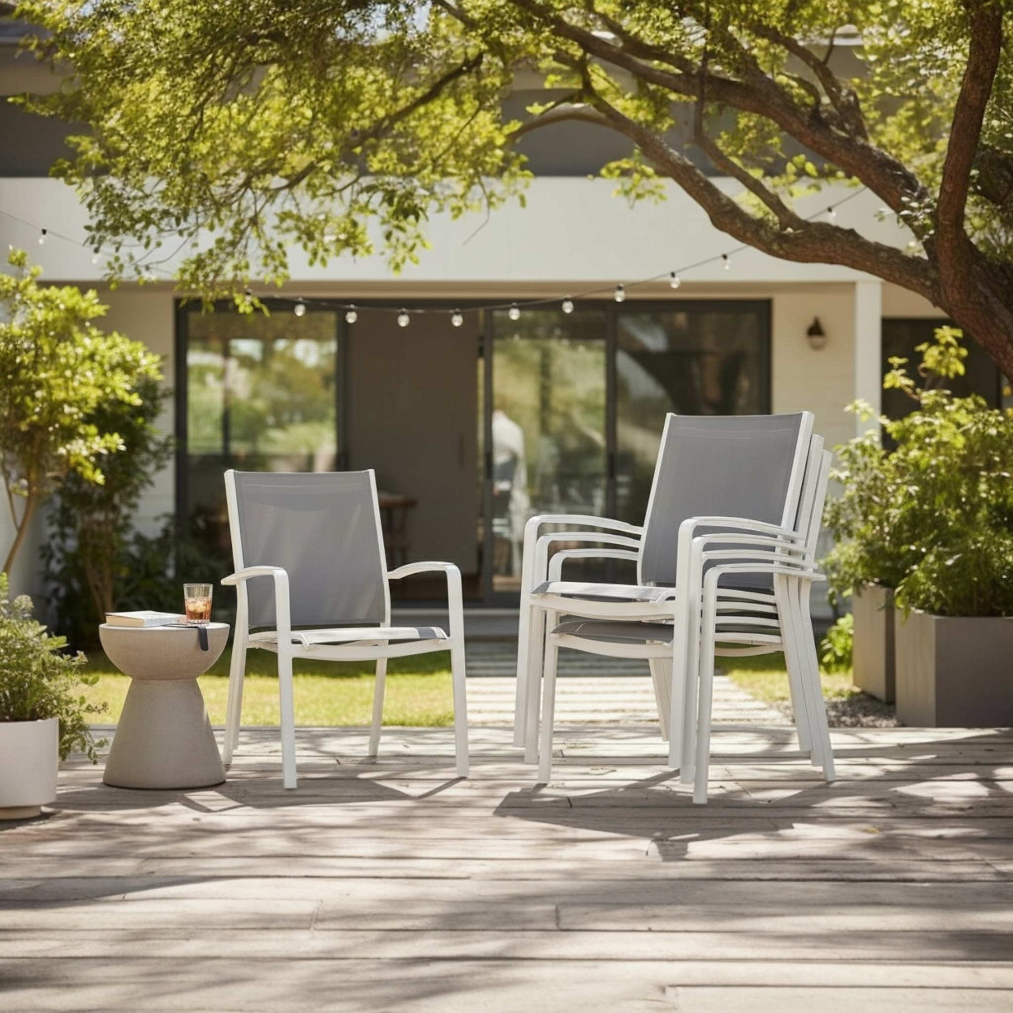 Visuel des chaises NORY BLANC empilées