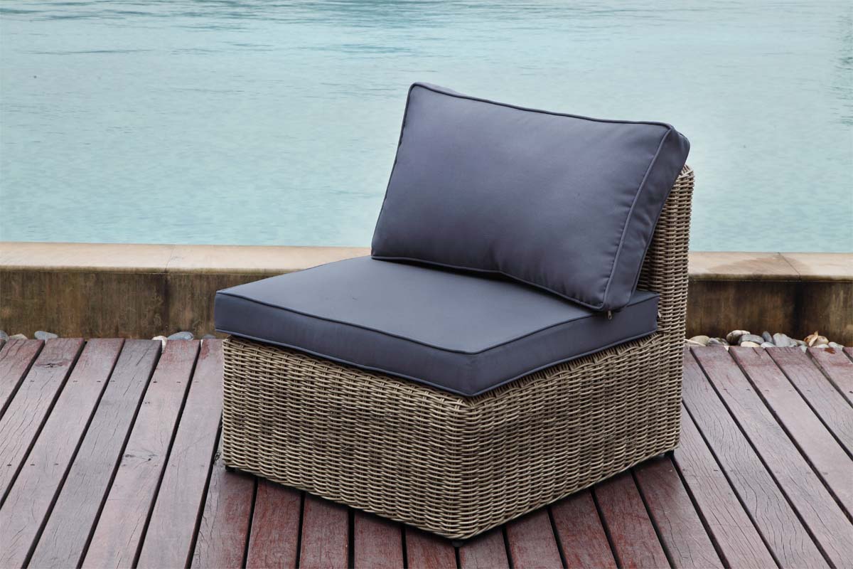 Chauffeuse modulable en résine tressée ronde couleur osier rustique, coussins déhoussables et déperlants gris foncé