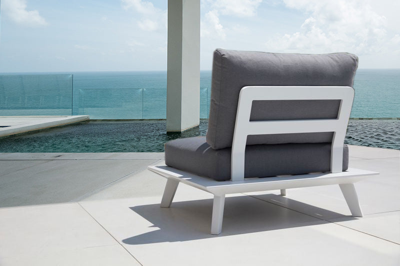 Canapé de jardin design en aluminium inoxydable blanc avec coussins gris en tissu 100% Oléfine déperlant et déhoussable.