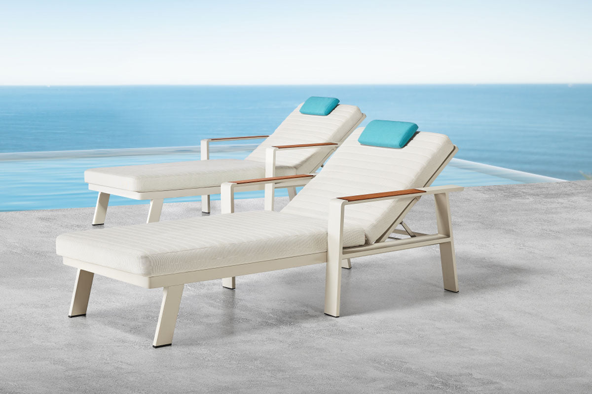 Duo de bains de soleil en aluminium haut de gamme beige avec coussins bleus en tissu oléfine, housses déperlantes et déhoussable.