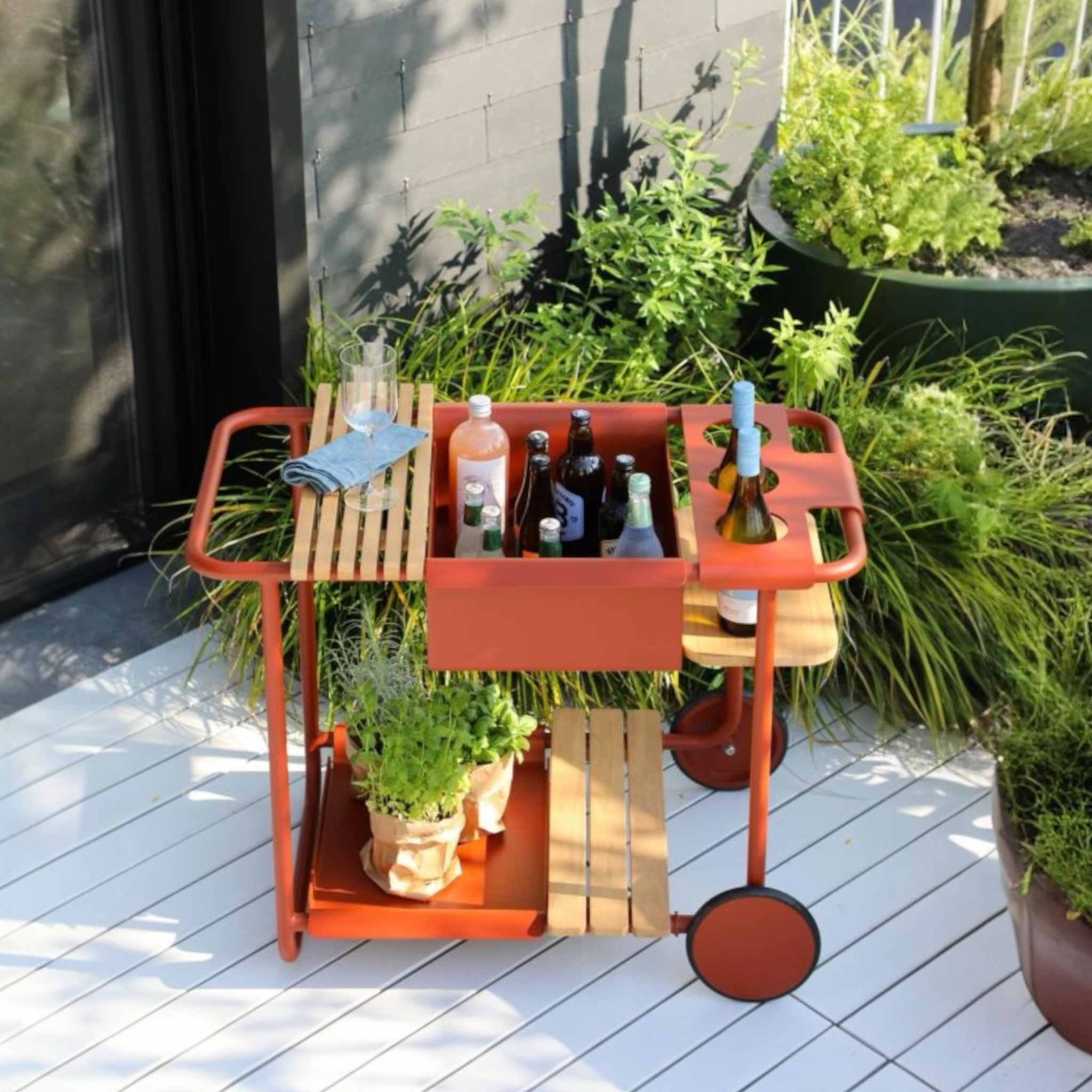 Desserte SUNNY Rouge en aluminium avec deux plateaux et structure moderne