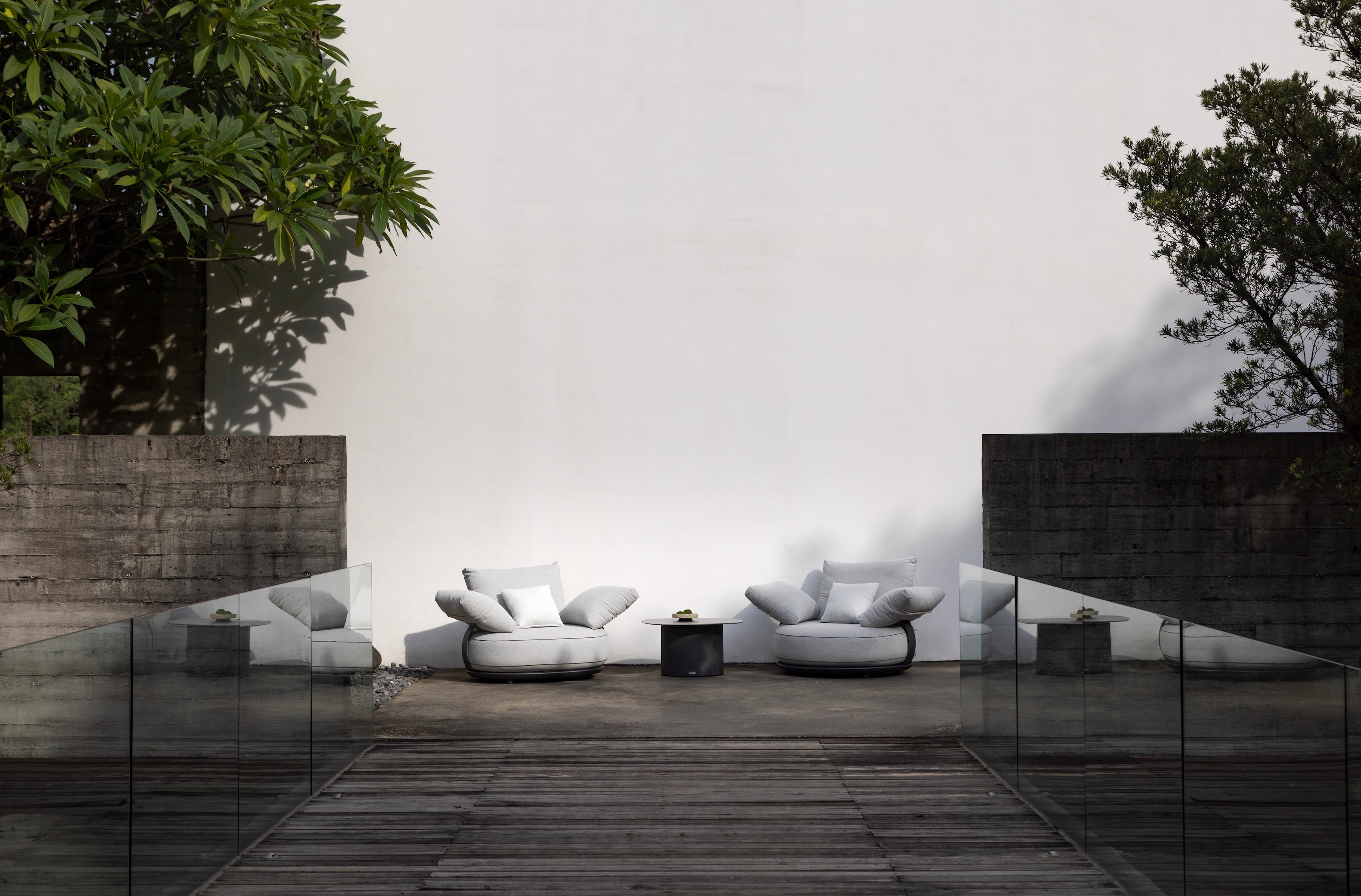 Fauteuils duo en aluminium gris et coussins gris clair