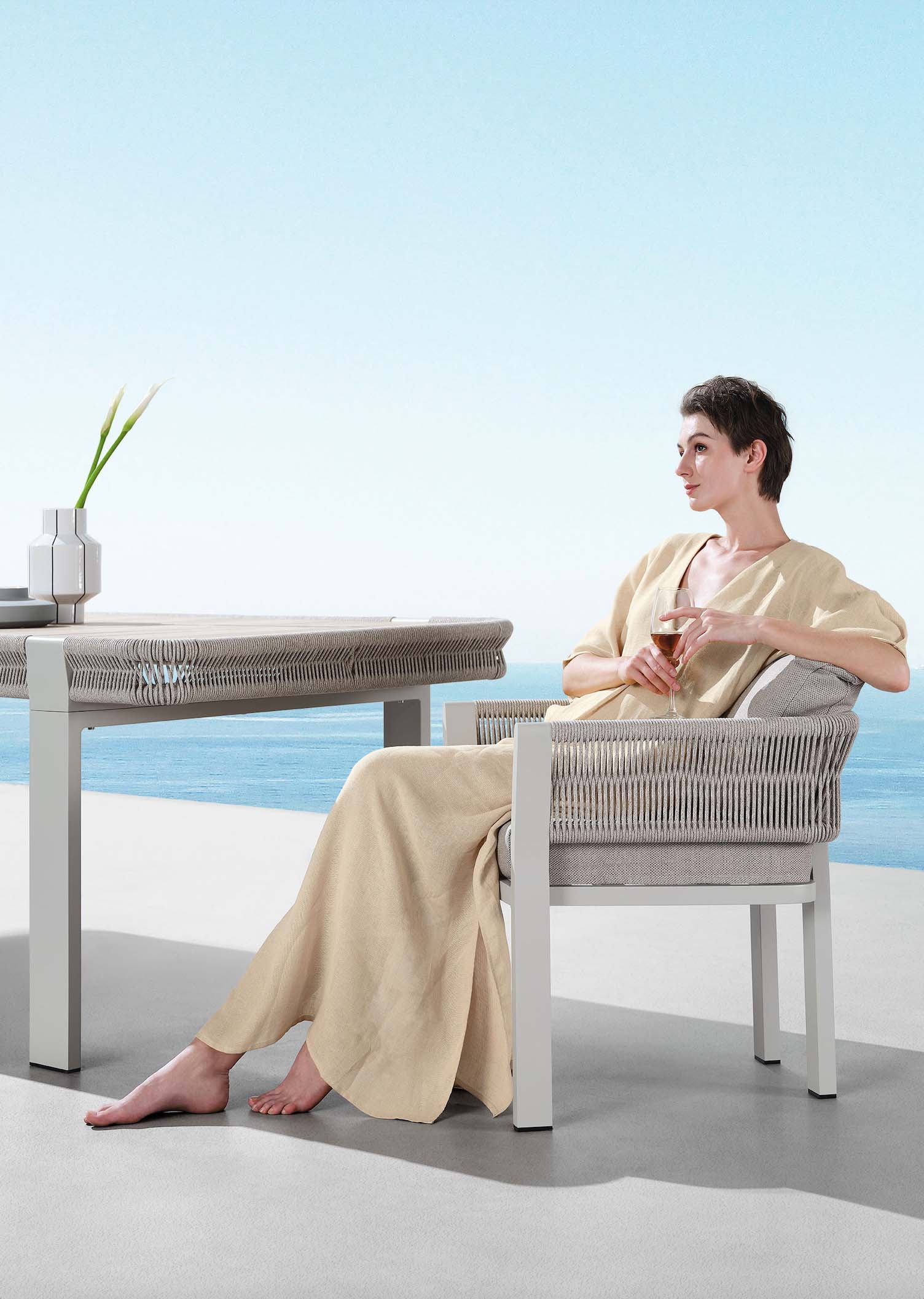 Salon repas extérieur moderne en aluminium gris et corde tressée beige avec table en teck FSC, coussins déhoussables.