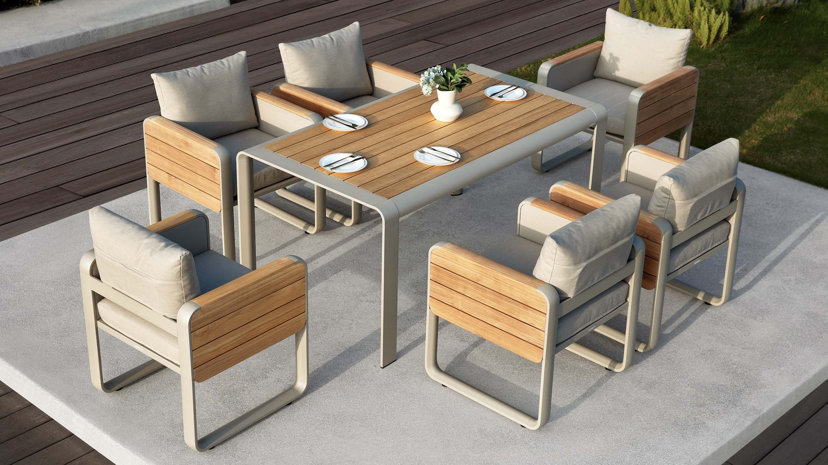 Ensemble repas extérieur haut de gamme en aluminium et teck FSC avec coussins crème, design moderne aux courbes élégantes.