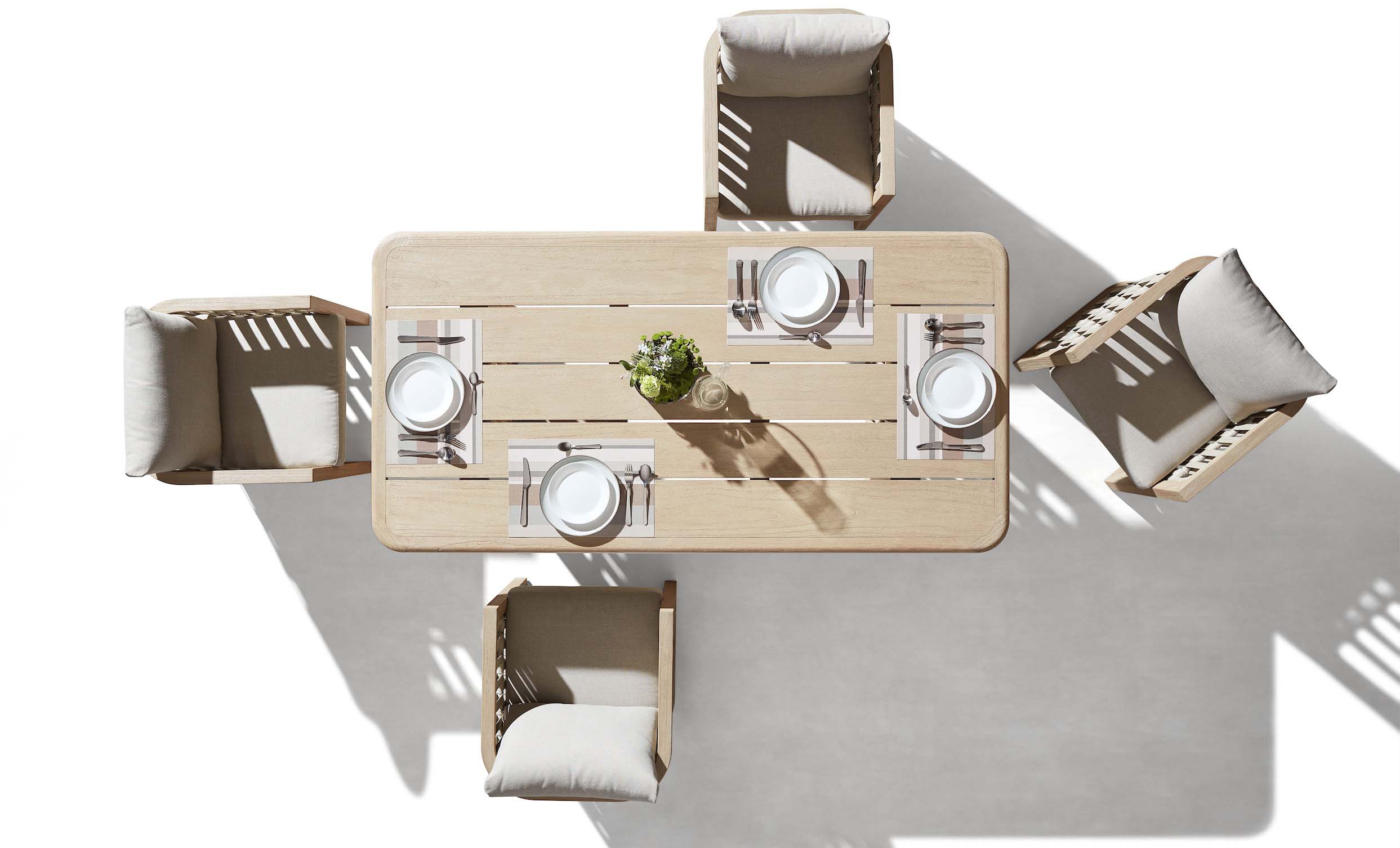 Ensemble repas 6 places en teck FSC et corde tressée, 4 fauteuils avec coussins déhoussables en fibre acrylique.