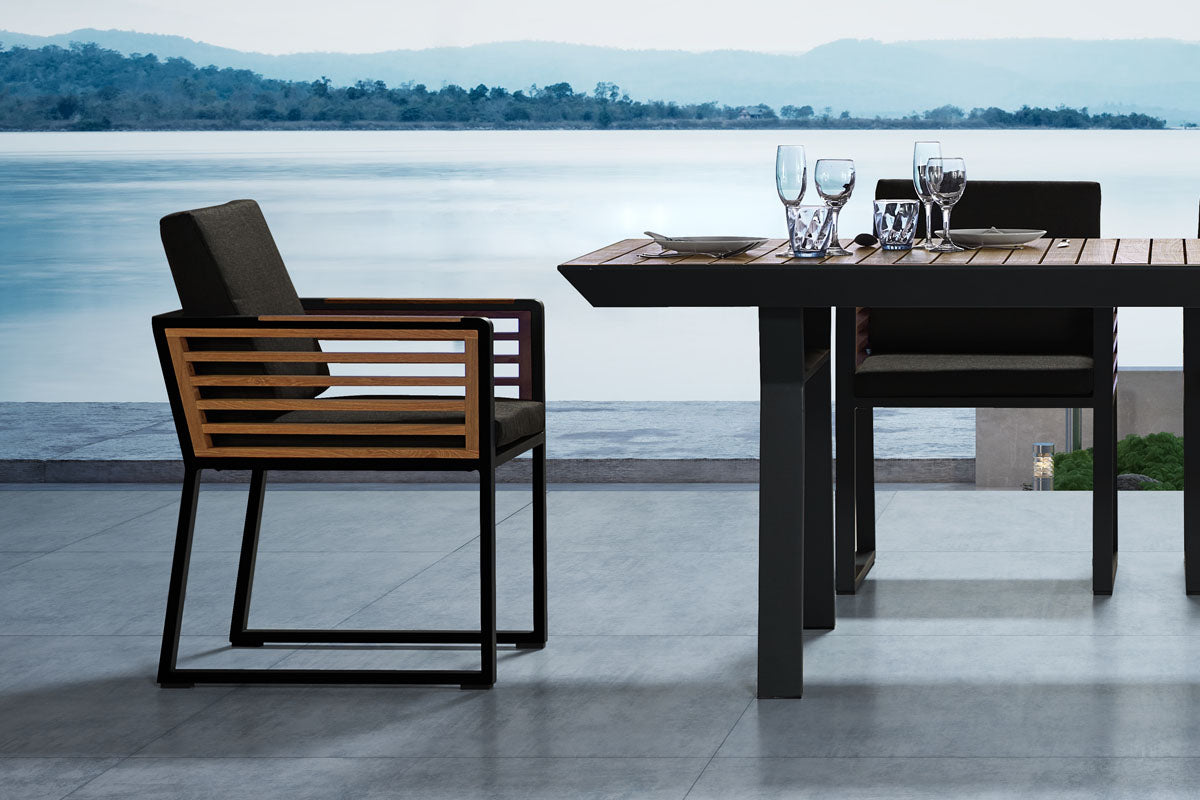 Chaise moderne en Teck FSC et aluminium Higold, coussin luxe déhoussable en tissu 100% Oléfine déperlant, ambiance.