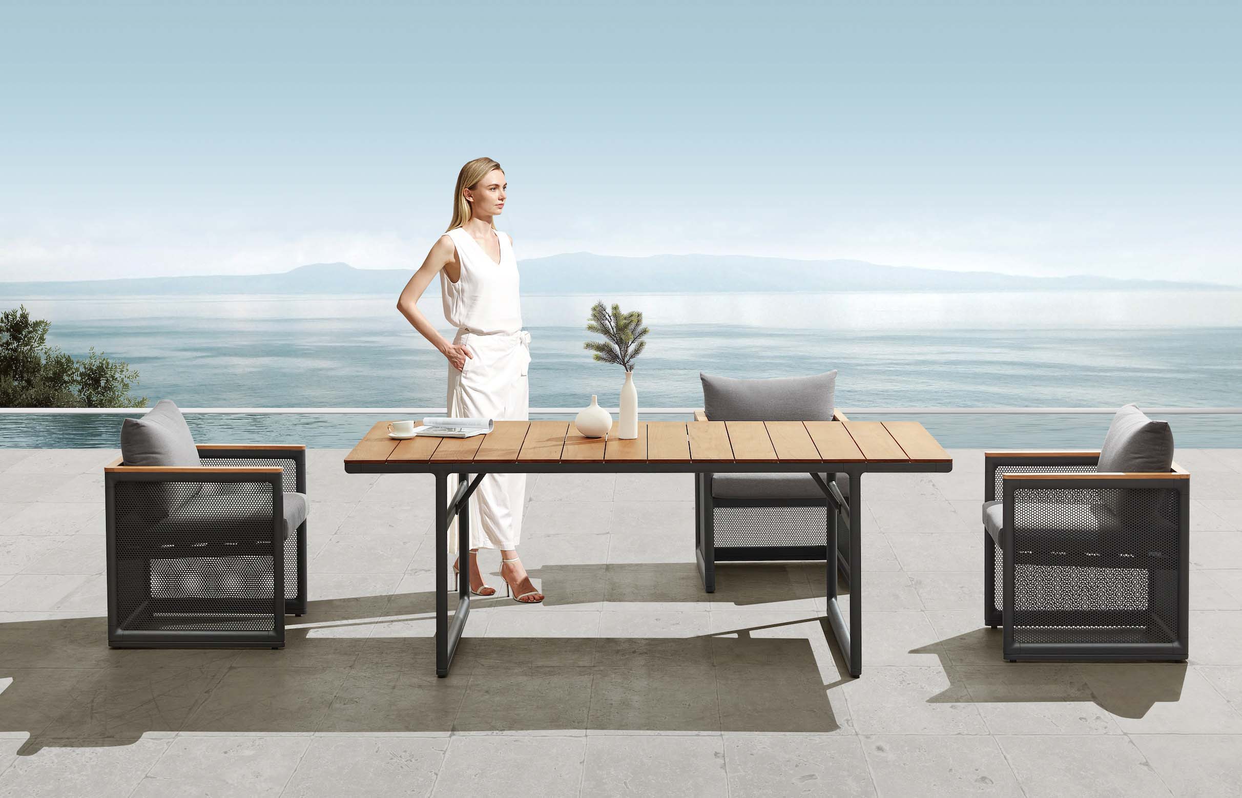 Ensemble repas extérieur 6 places en aluminium haut de gamme avec plateau en Teck FSC, fauteuils design italien.