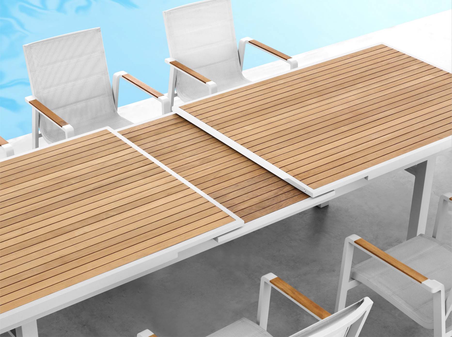 Table extensible en aluminium haut de gamme avec plateau en teck FSC aux lames alignées, chaises assorties avec accoudoirs.