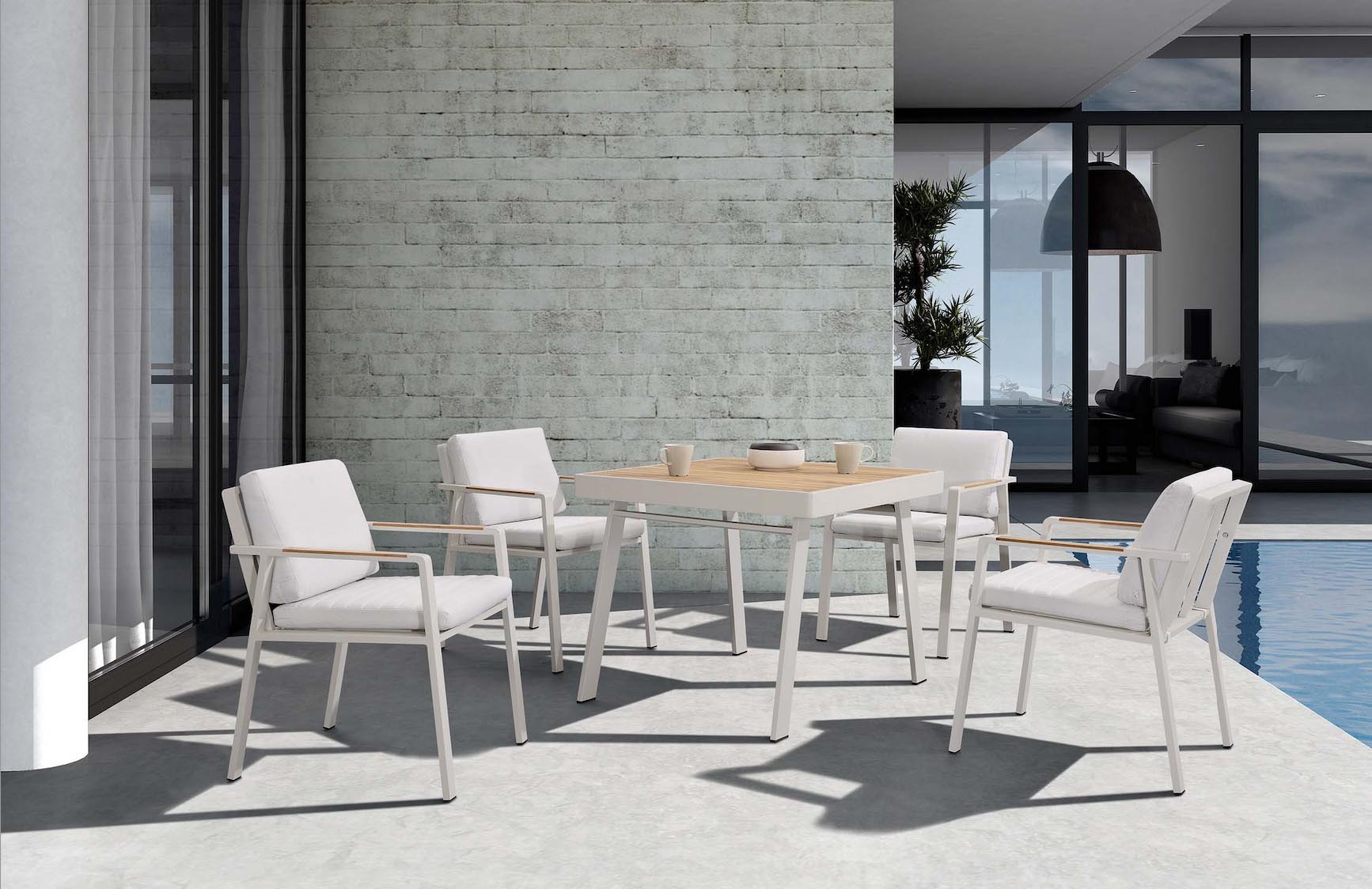 Ensemble repas 4 places en aluminium haut de gamme et teck FSC, chaises avec coussins en tissu oléfine, housses déperlantes.