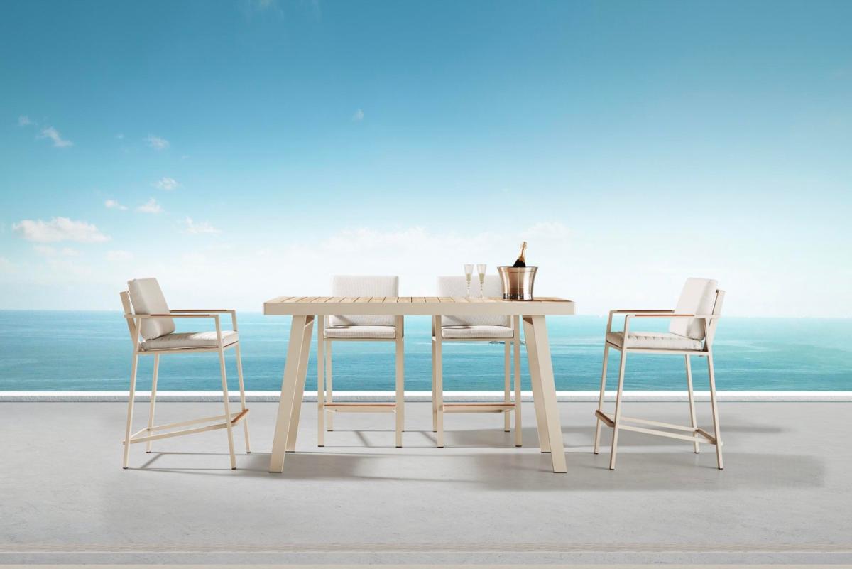 Ensemble table rectangulaire en teck FSC et aluminium haut de gamme, six fauteuils avec housses déperlantes en tissu.