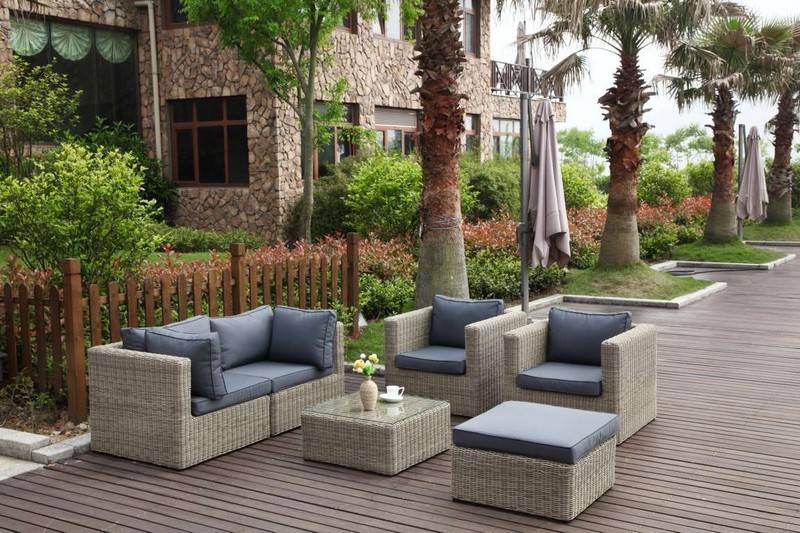 Mobilier en résine tressée ronde effet osier couleur sable, coussins déhoussables gris déperlants, design rustique .