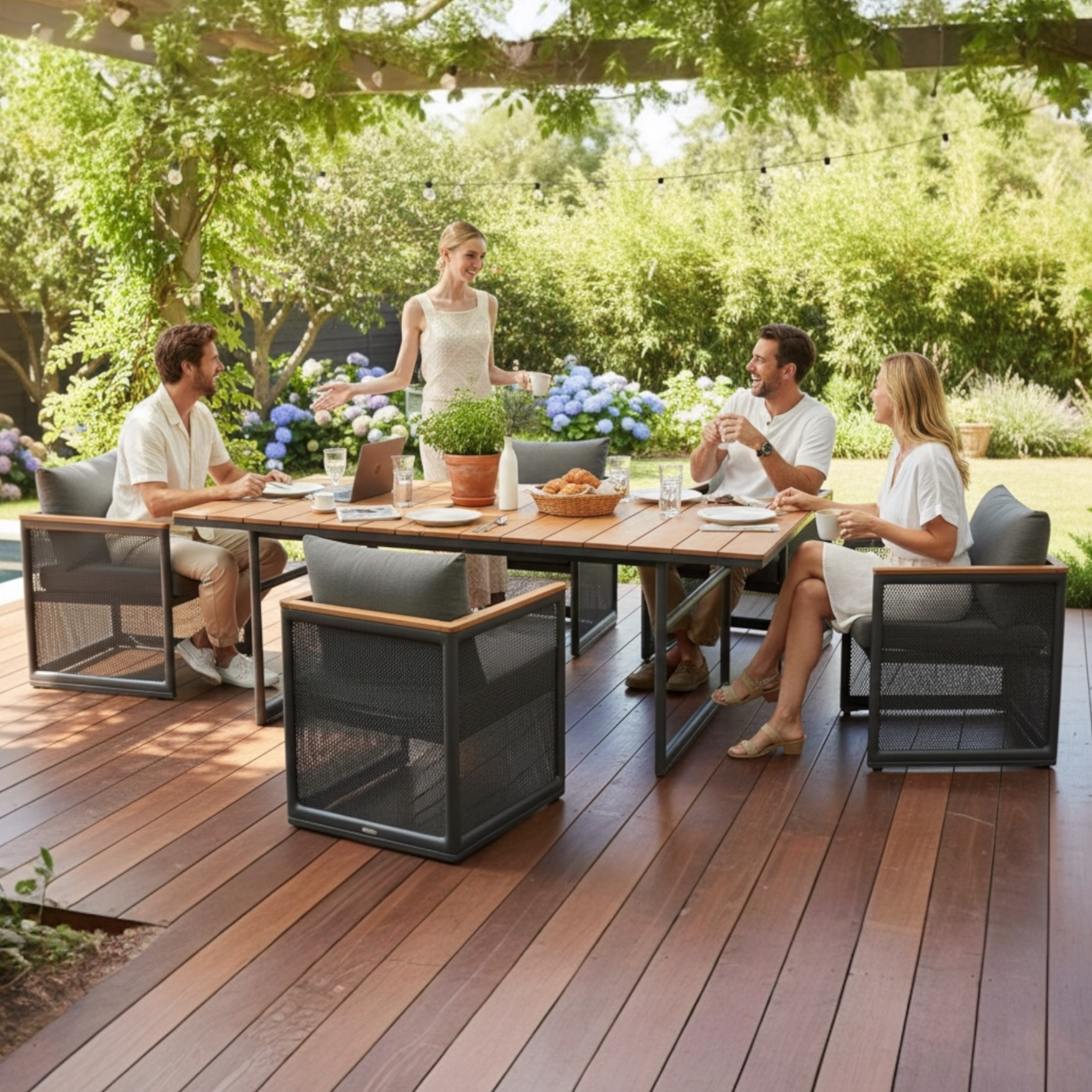 Table repas en aluminium et en teck avec ses 6 fauteuils.