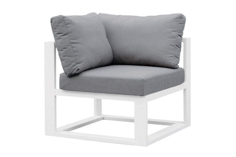 Fauteuil d’angle modulable en aluminium blanc haut de gamme avec coussins gris épais, design élégant pour jardin extérieur.